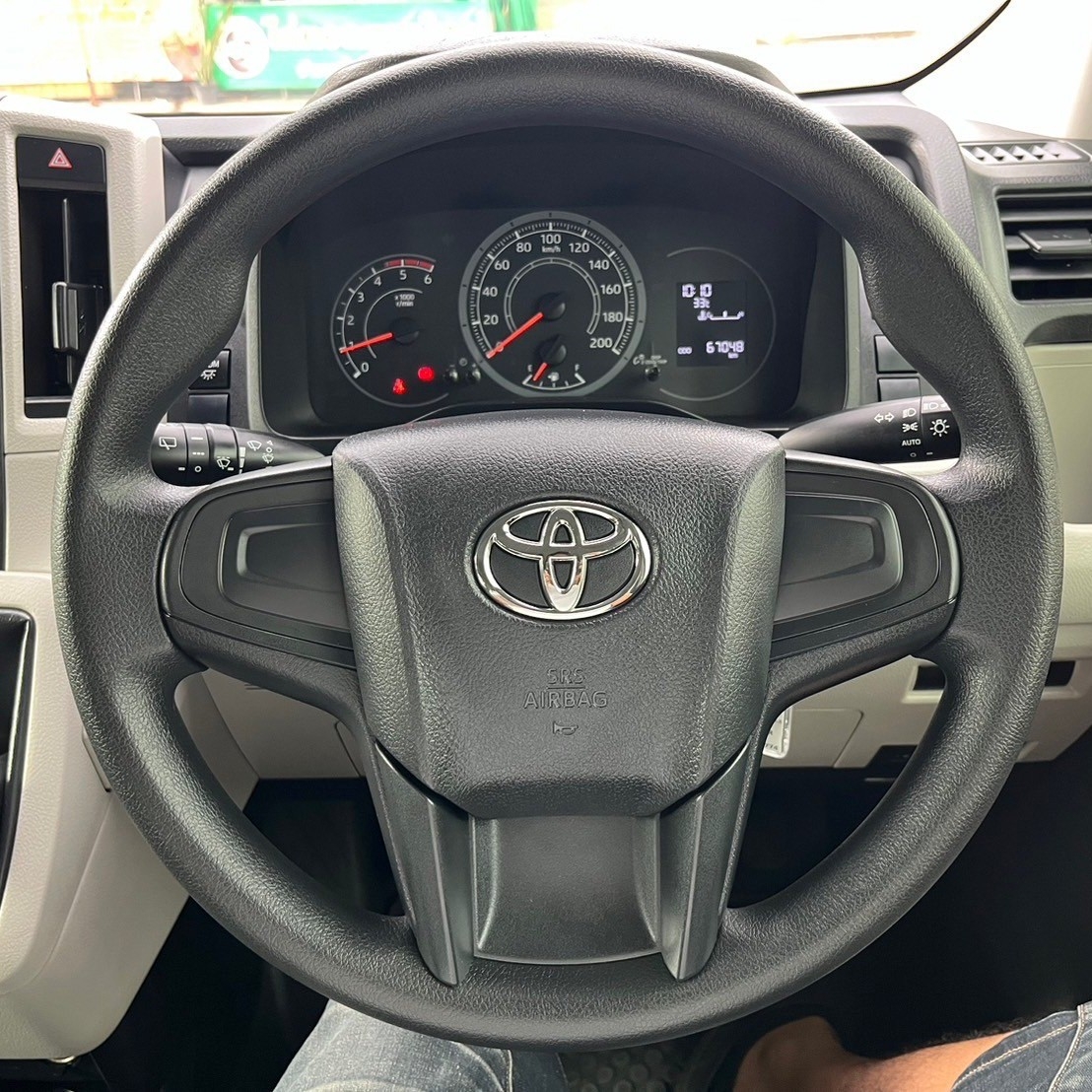 2019 Toyota HiAce หลังคาเตี้ย สีเงิน (รูปที่ 9)