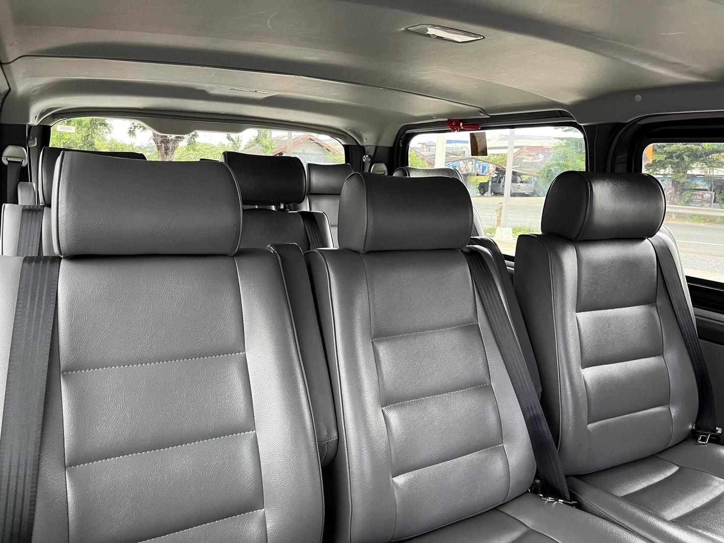2019 Toyota HiAce หลังคาเตี้ย สีเงิน (รูปที่ 15)
