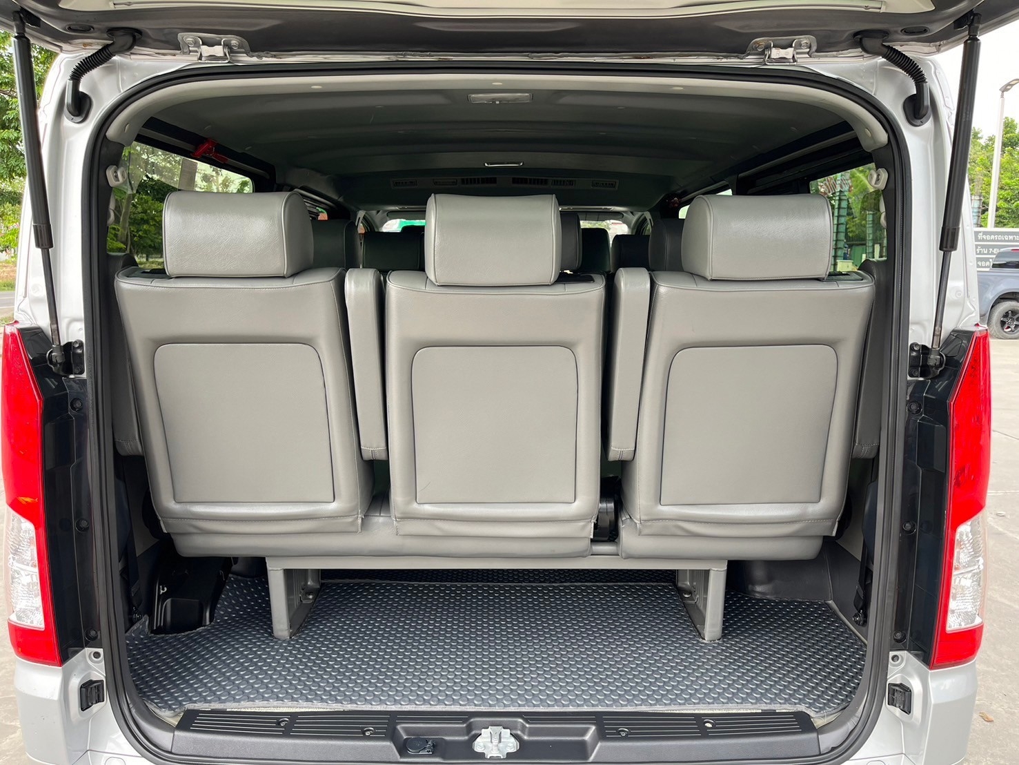 2019 Toyota HiAce หลังคาเตี้ย สีเงิน (รูปที่ 17)