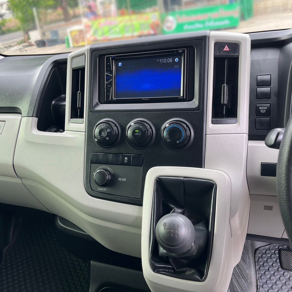 2019 Toyota HiAce หลังคาเตี้ย สีเงิน (รูปที่ 10)