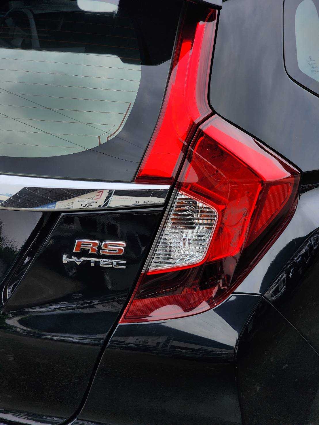 2019 Honda Jazz GK สีดำ (รูปที่ 6)