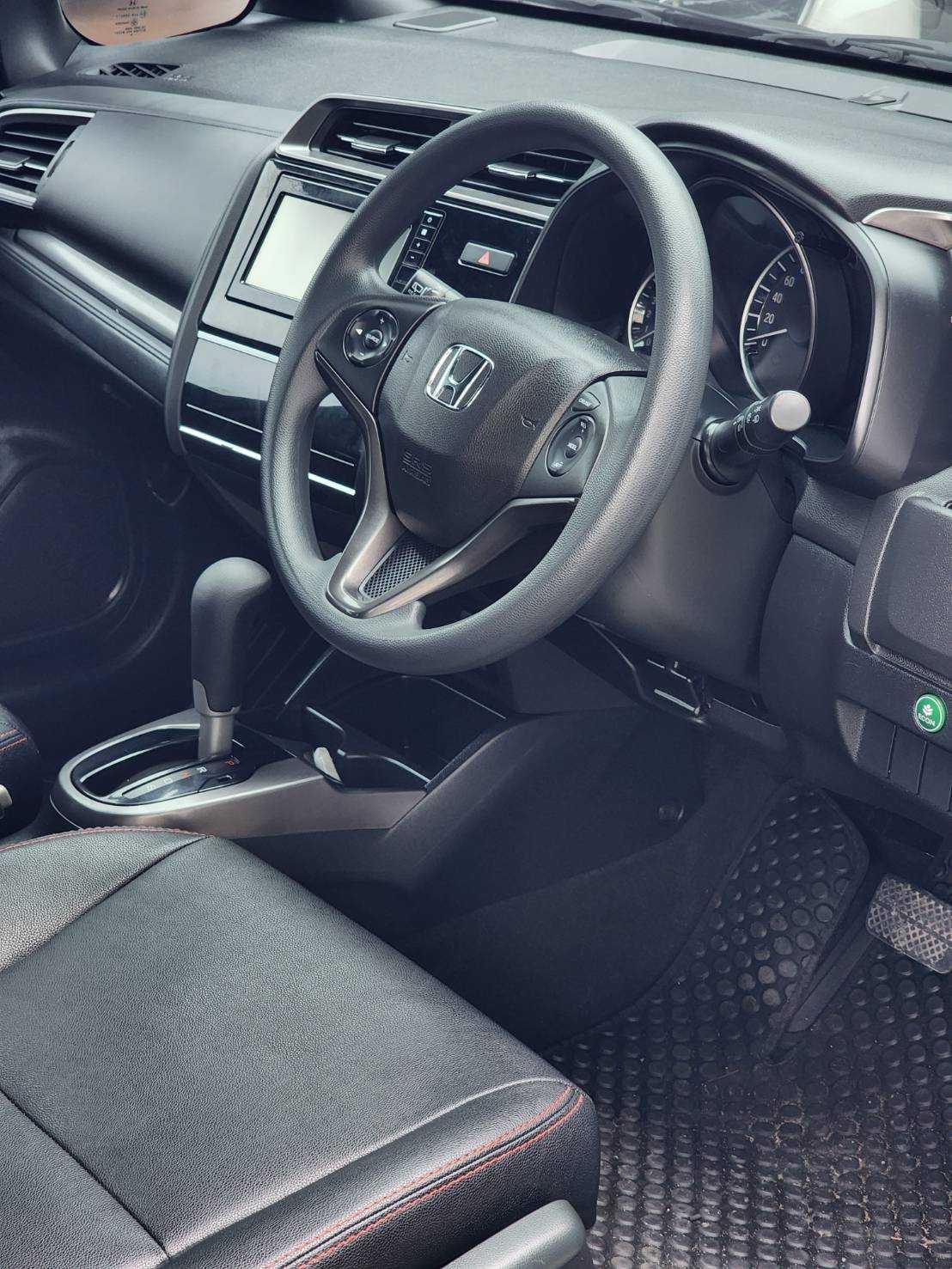 2019 Honda Jazz GK สีดำ (รูปที่ 15)