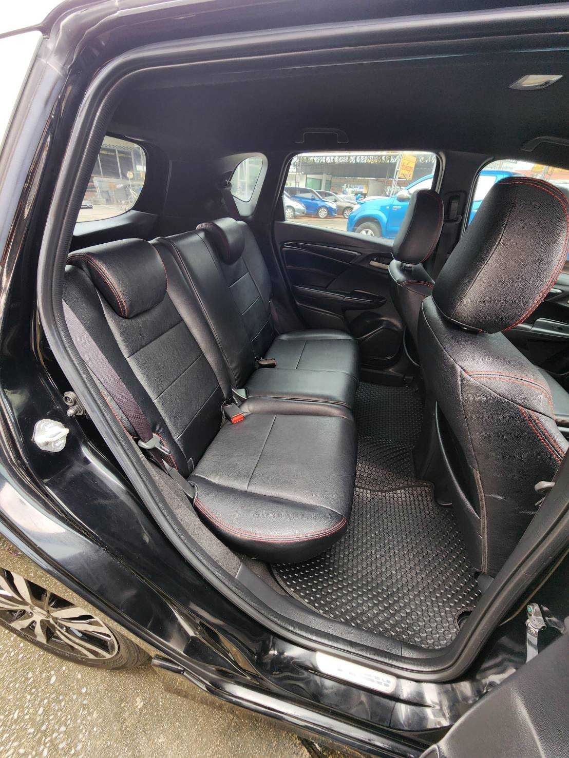 2019 Honda Jazz GK สีดำ (รูปที่ 18)
