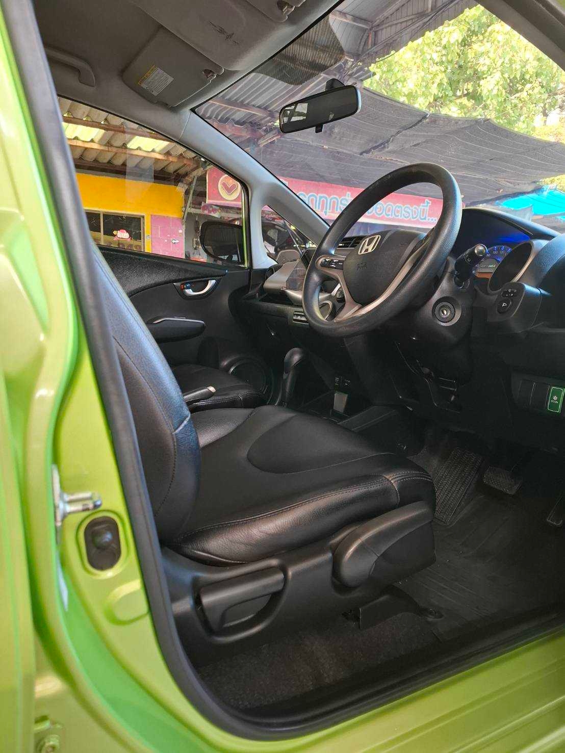 2013 Honda Jazz GE สีเขียว (รูปที่ 4)