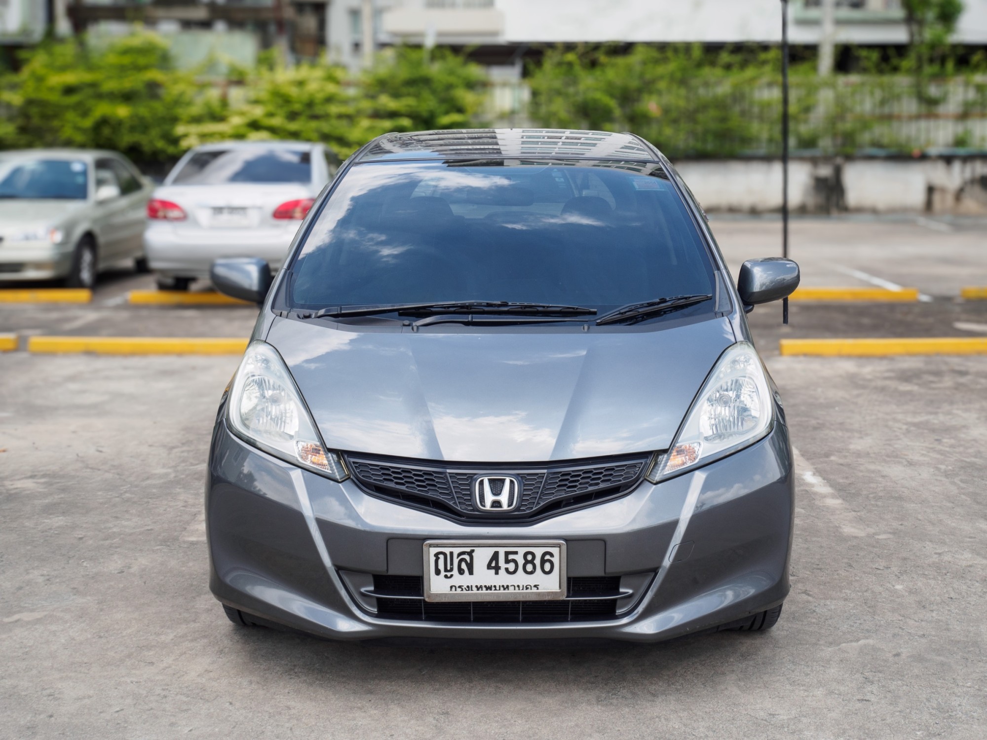 2011 Honda Jazz GE สีเทา (รูปที่ 2)