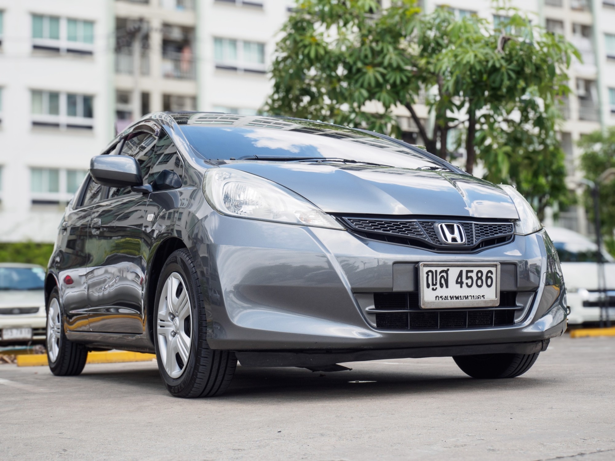 2011 Honda Jazz GE สีเทา (รูปที่ 12)