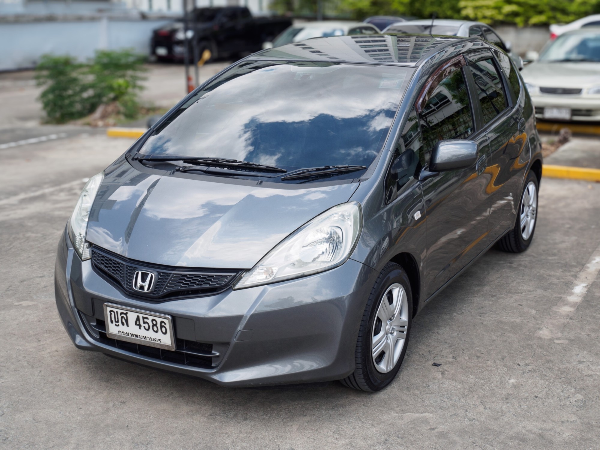 2011 Honda Jazz GE สีเทา (รูปที่ 13)