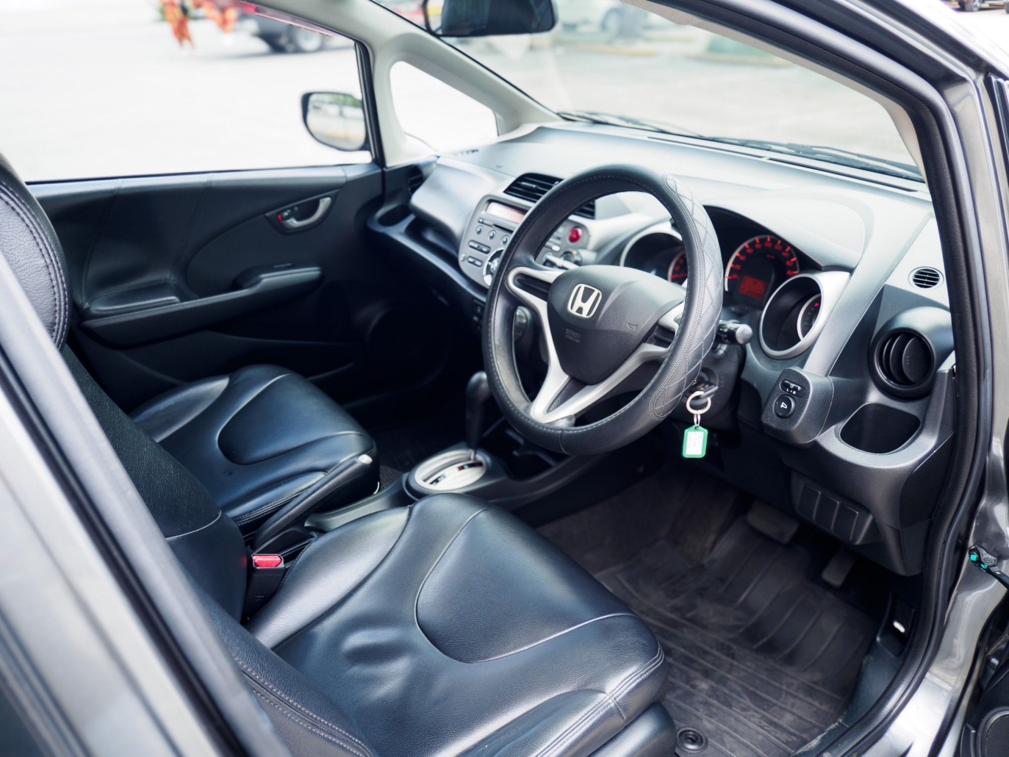 2011 Honda Jazz GE สีเทา (รูปที่ 10)