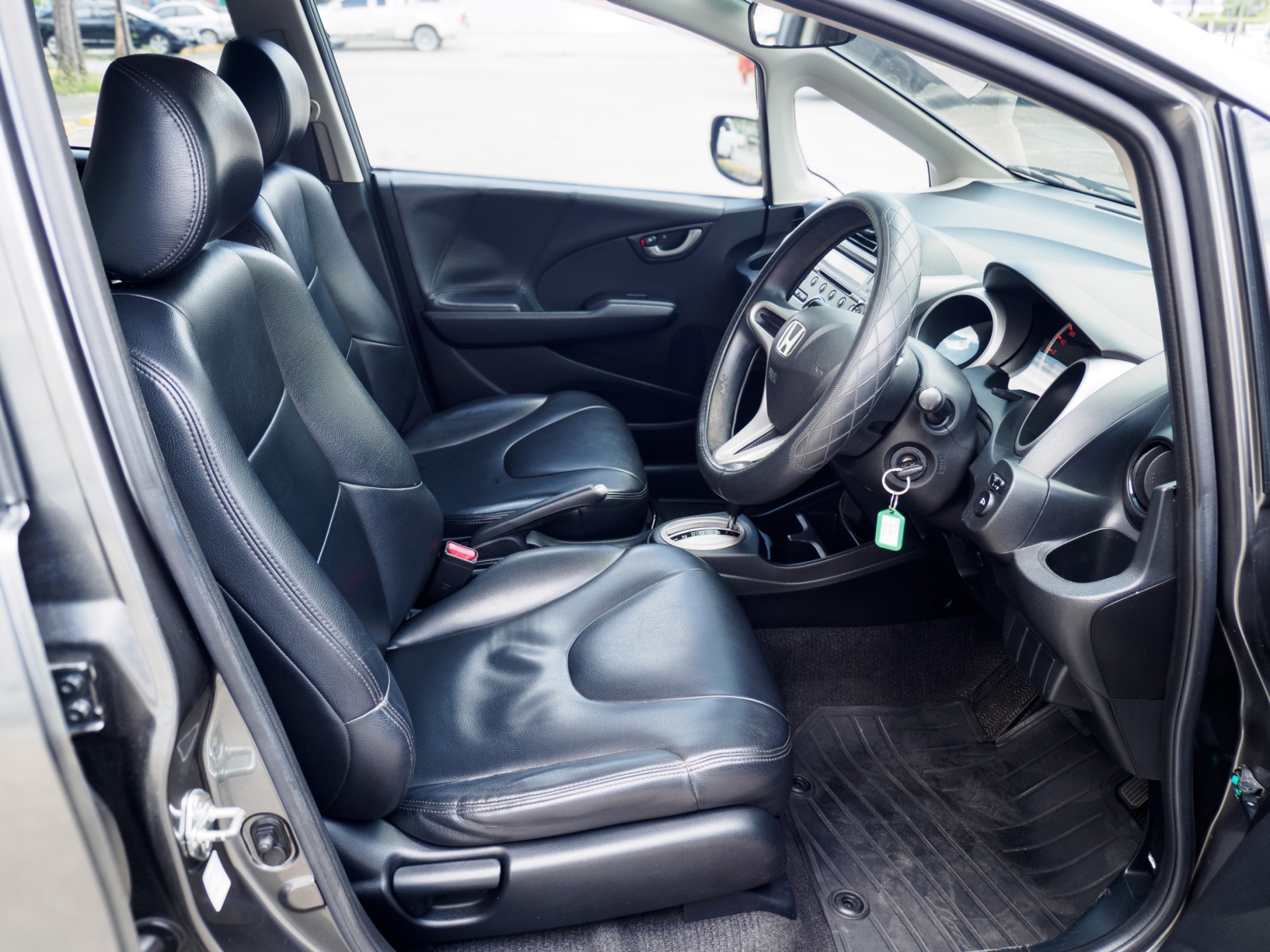 2011 Honda Jazz GE สีเทา (รูปที่ 9)