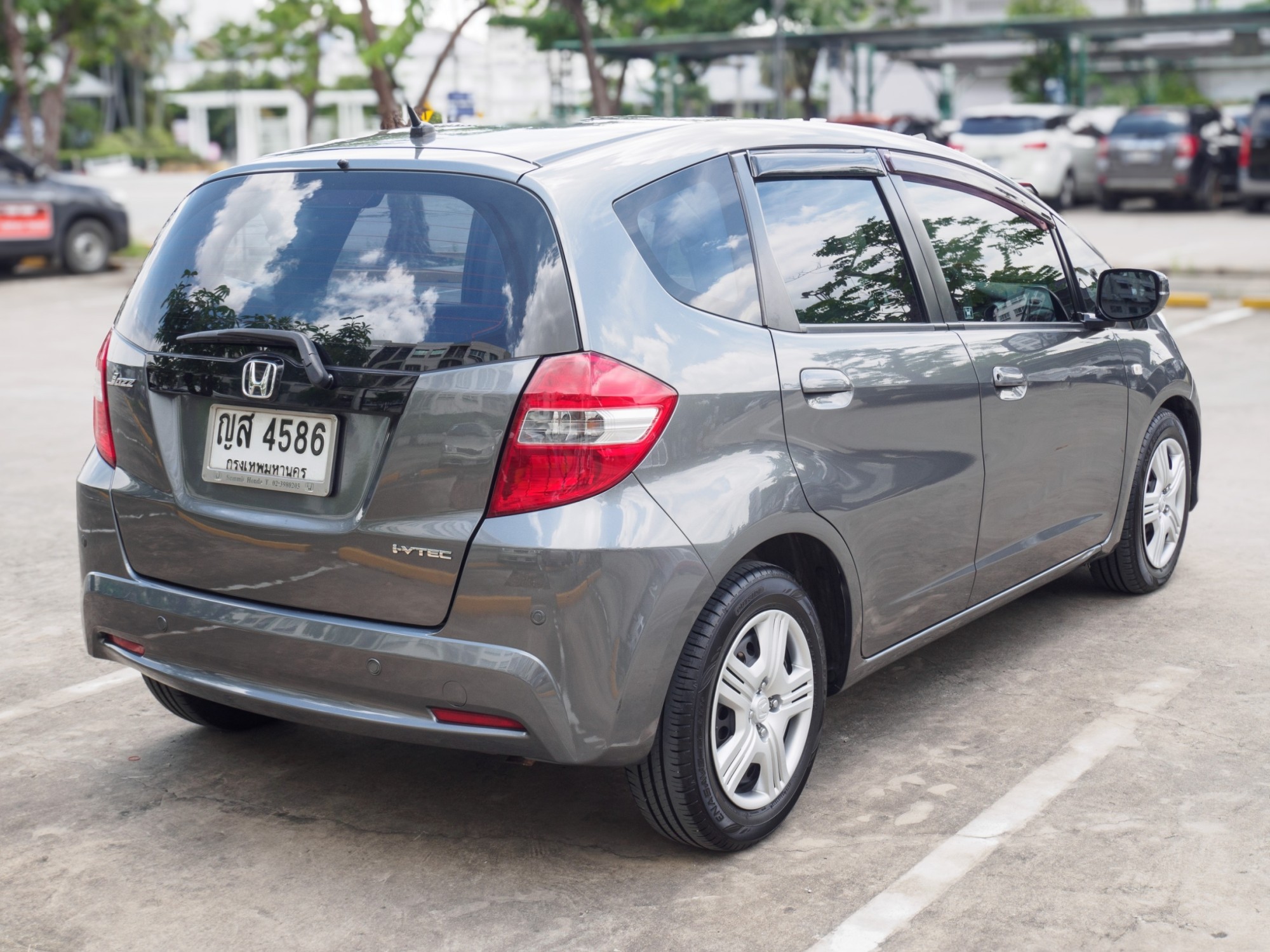 2011 Honda Jazz GE สีเทา (รูปที่ 7)