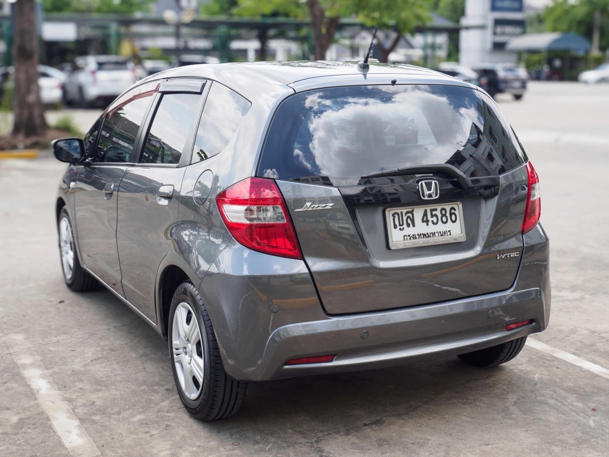 2011 Honda Jazz GE สีเทา (รูปที่ 8)