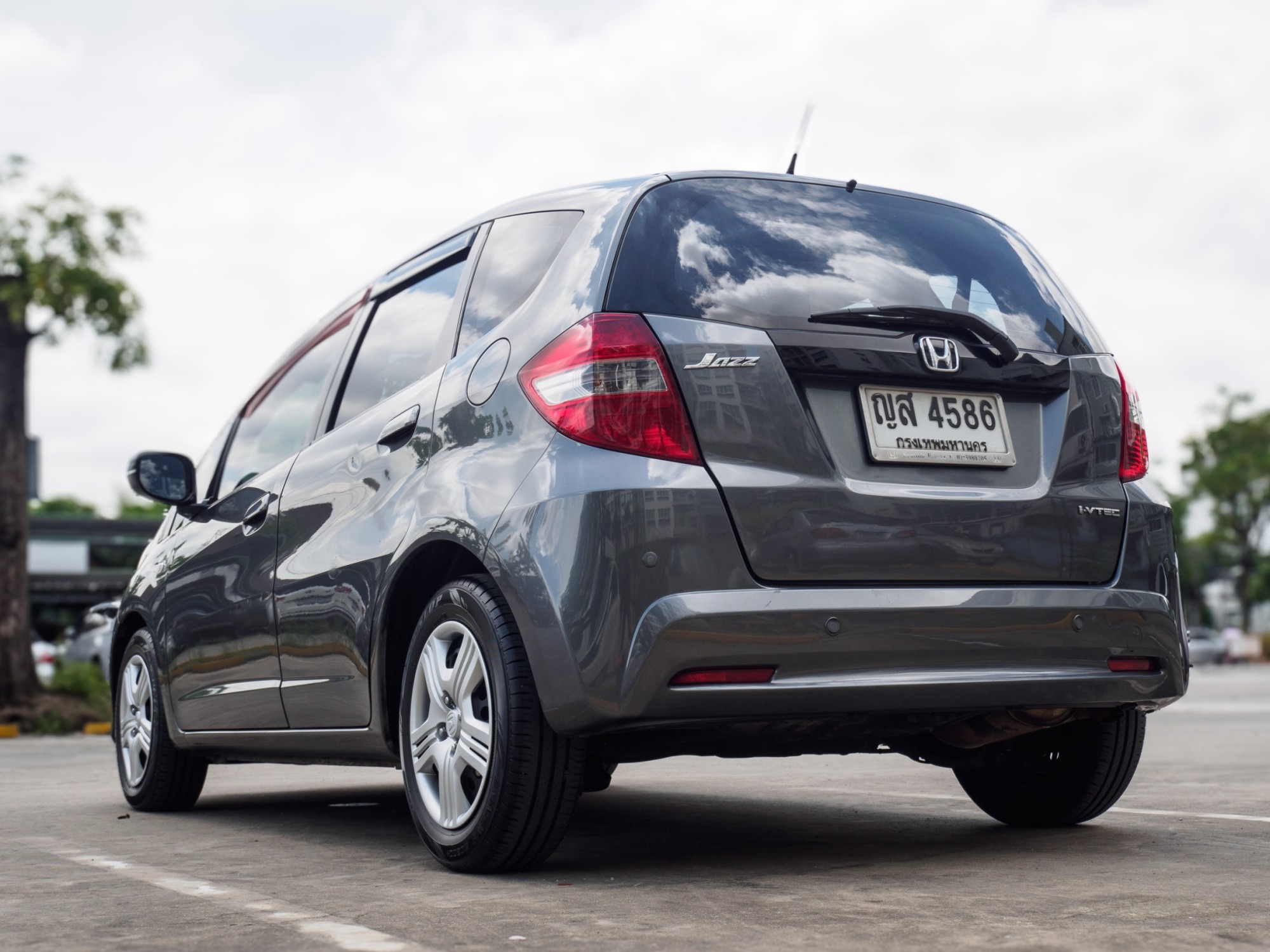 2011 Honda Jazz GE สีเทา (รูปที่ 5)