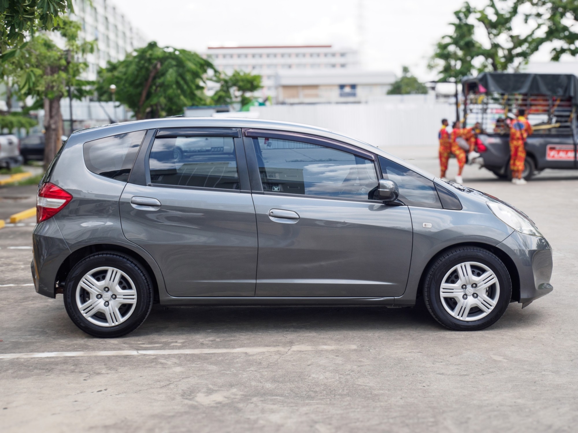 2011 Honda Jazz GE สีเทา (รูปที่ 6)
