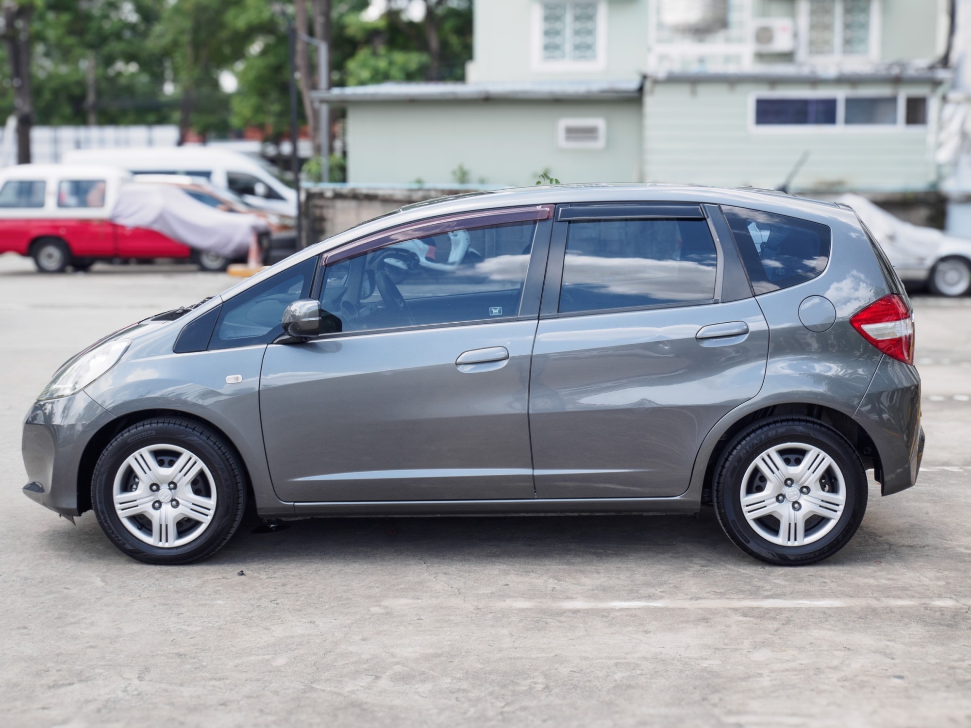 2011 Honda Jazz GE สีเทา (รูปที่ 4)
