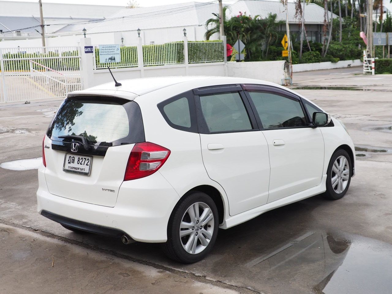 2010 Honda Jazz GE สีขาว (รูปที่ 10)
