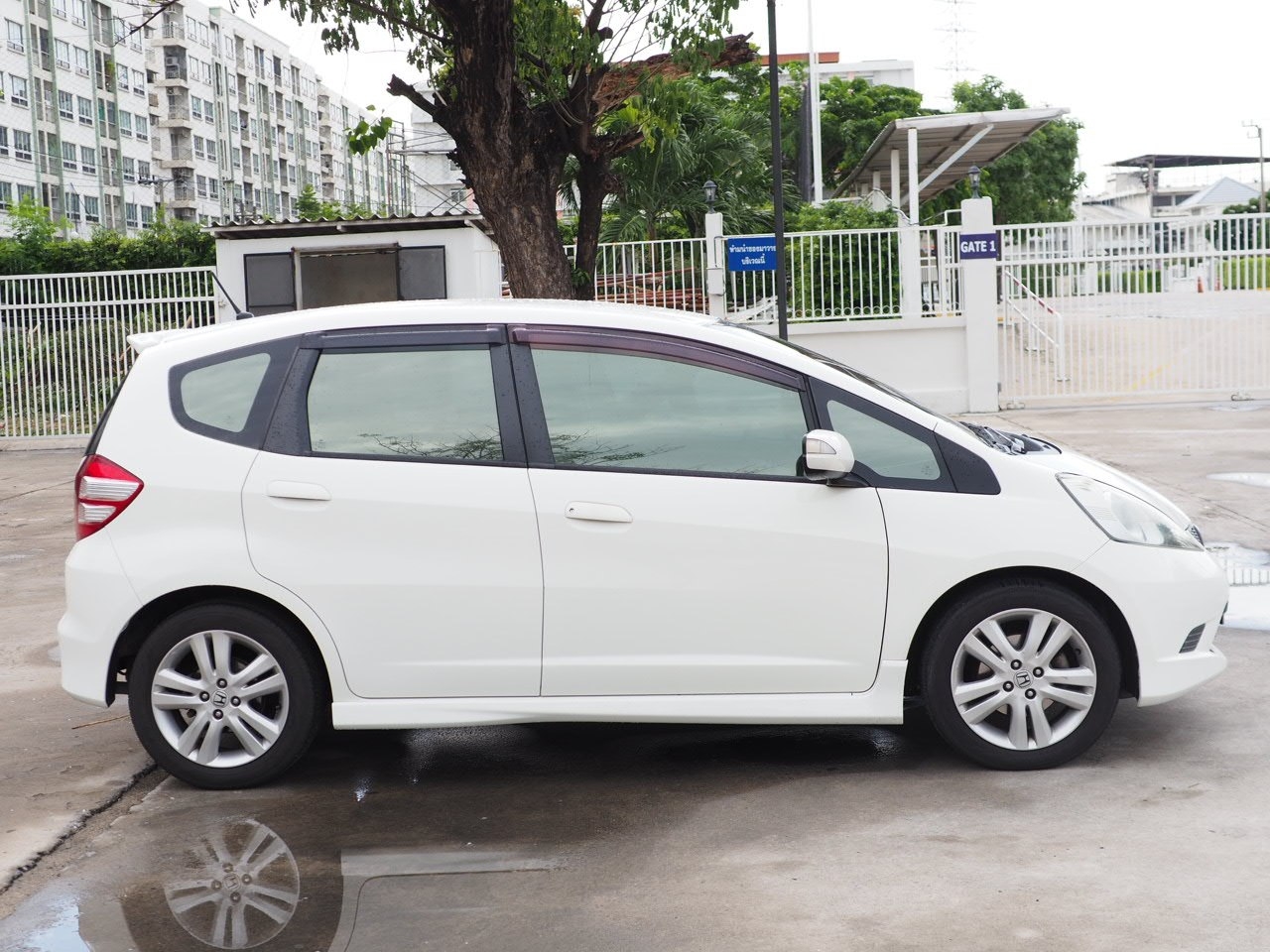 2010 Honda Jazz GE สีขาว (รูปที่ 3)