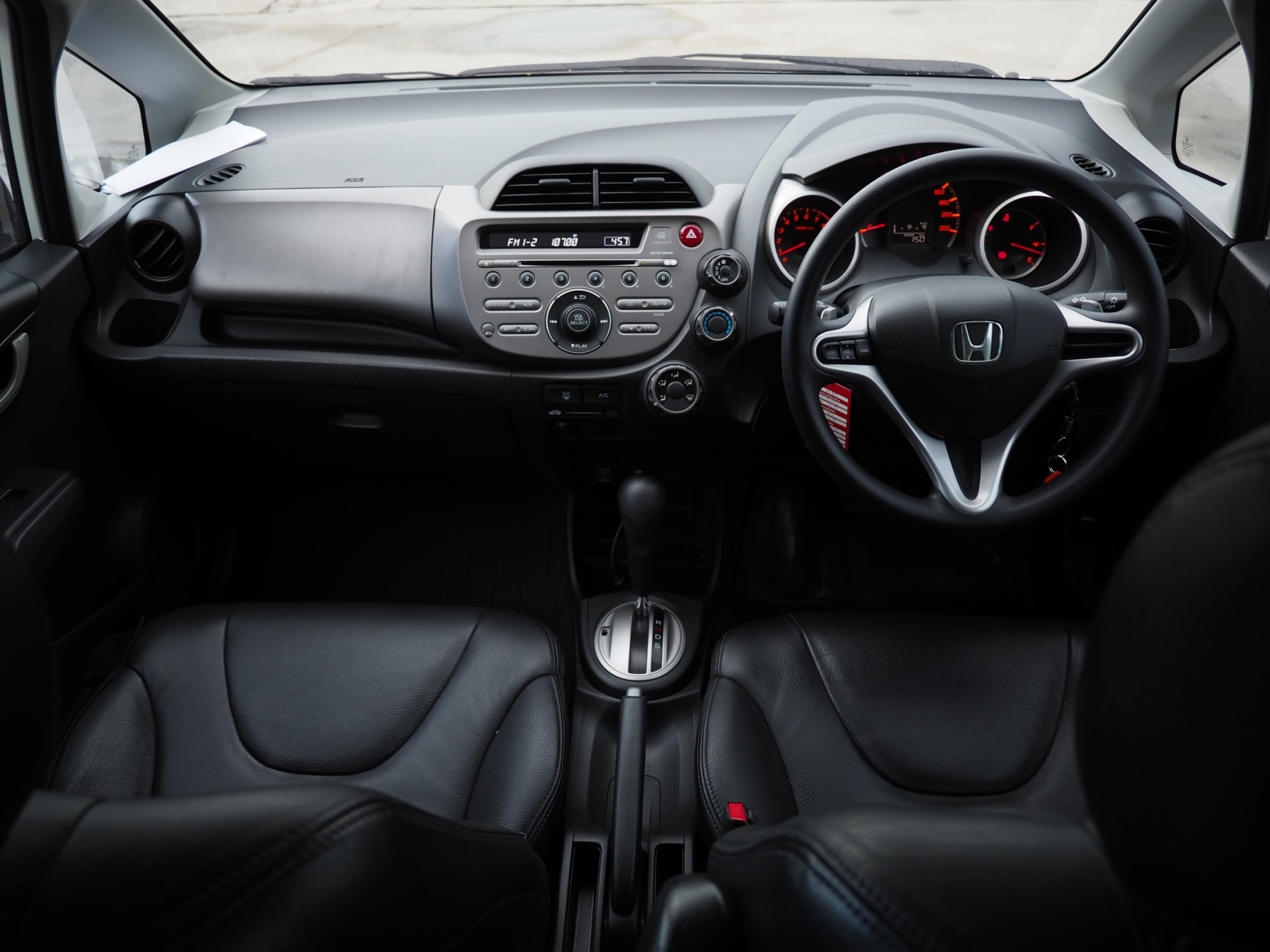 2010 Honda Jazz GE สีขาว (รูปที่ 12)