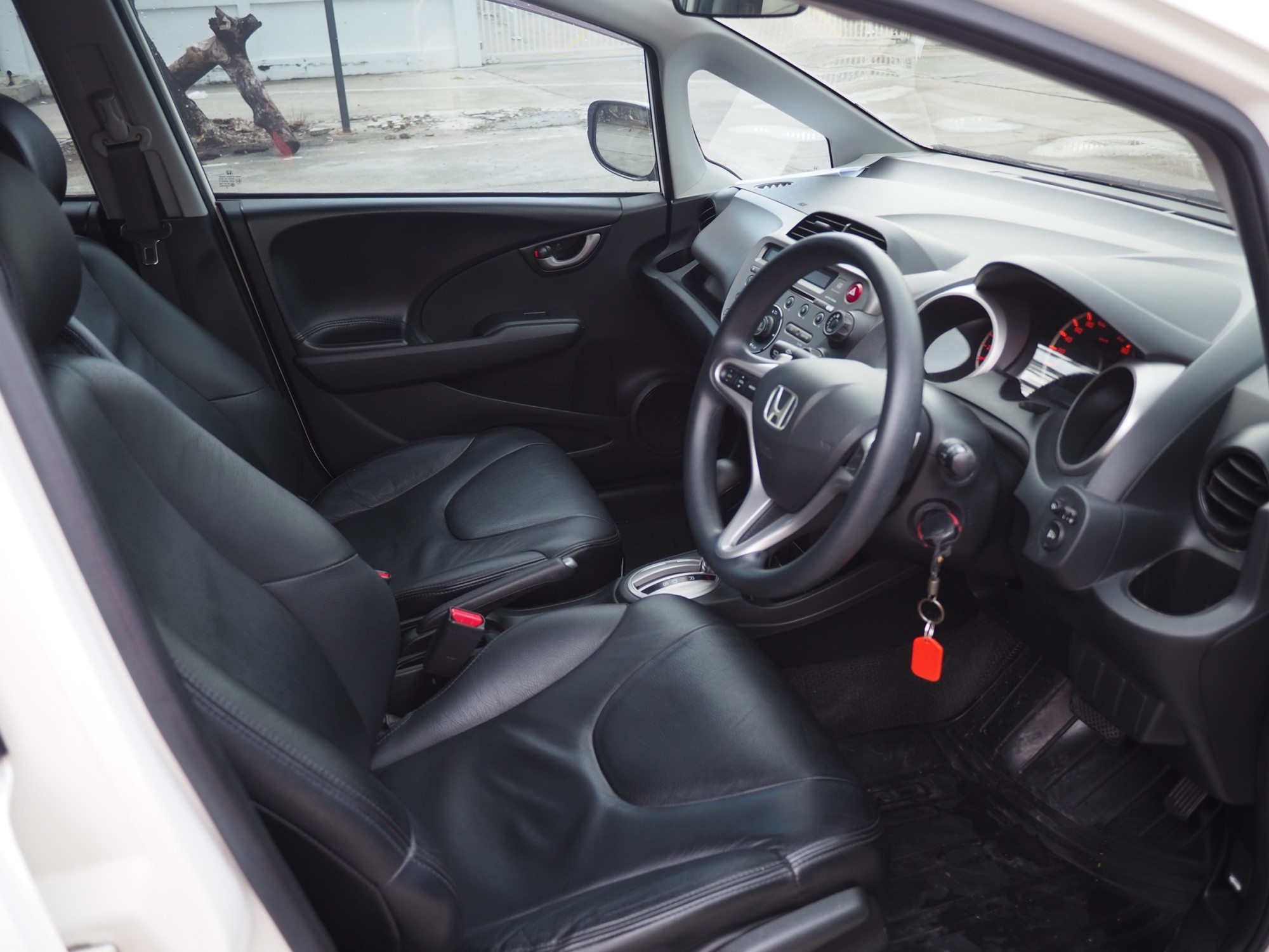 2010 Honda Jazz GE สีขาว (รูปที่ 15)
