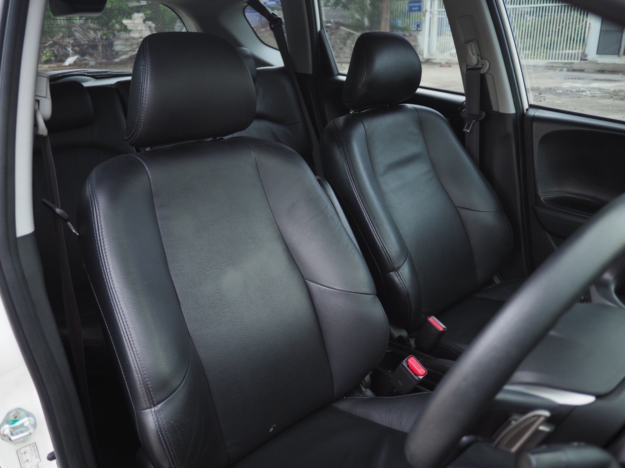 2010 Honda Jazz GE สีขาว (รูปที่ 18)