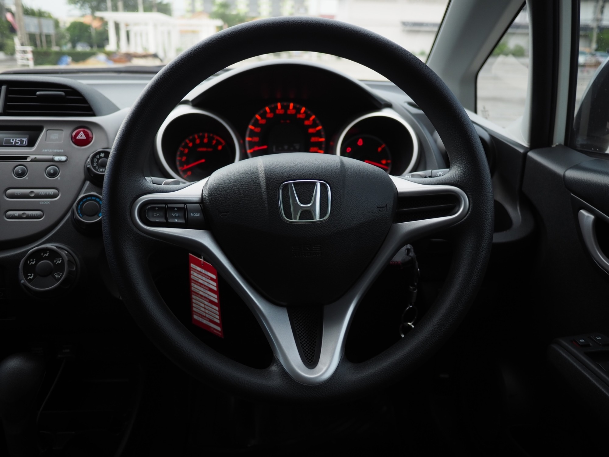 2010 Honda Jazz GE สีขาว (รูปที่ 13)