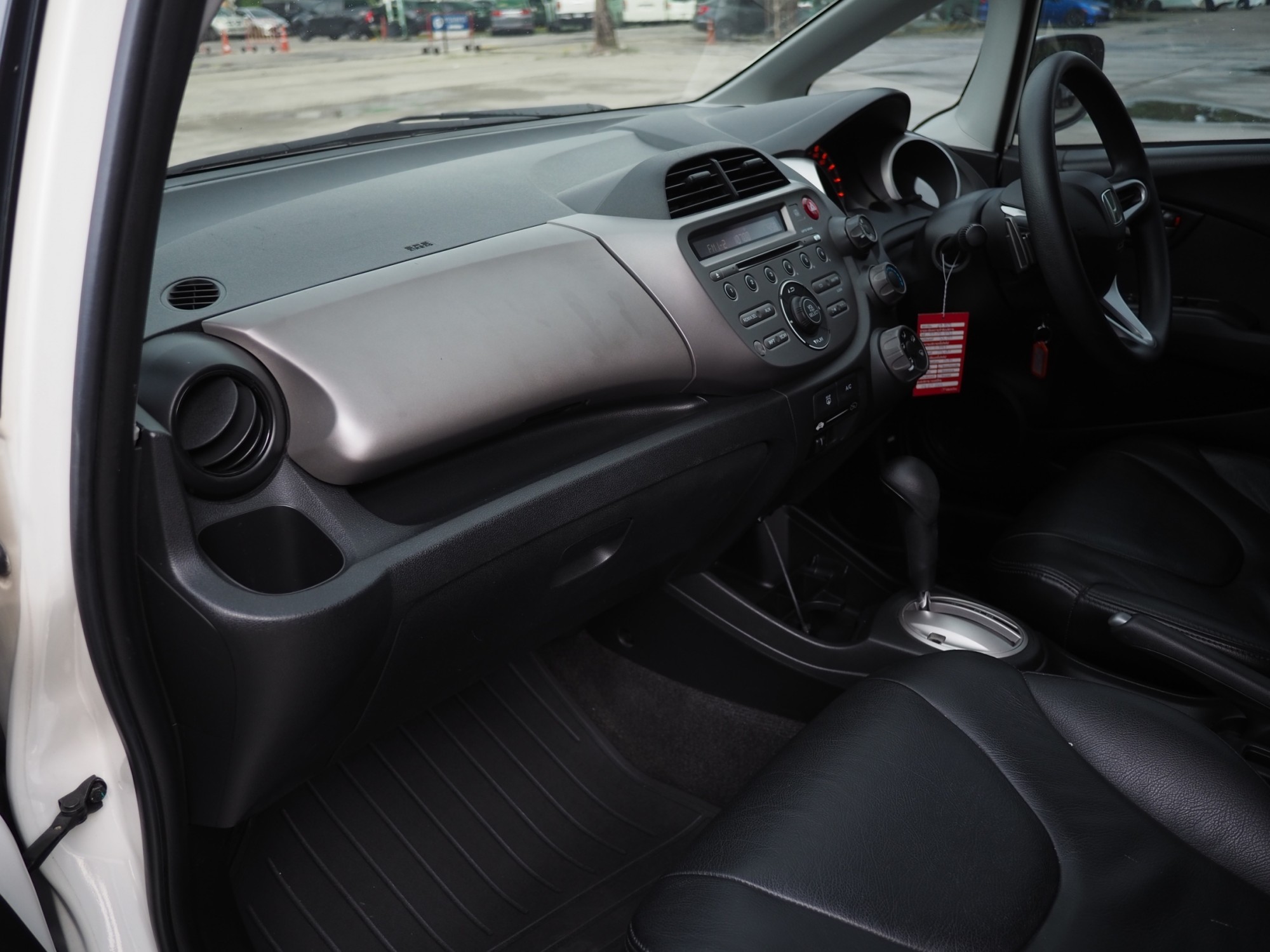 2010 Honda Jazz GE สีขาว (รูปที่ 17)