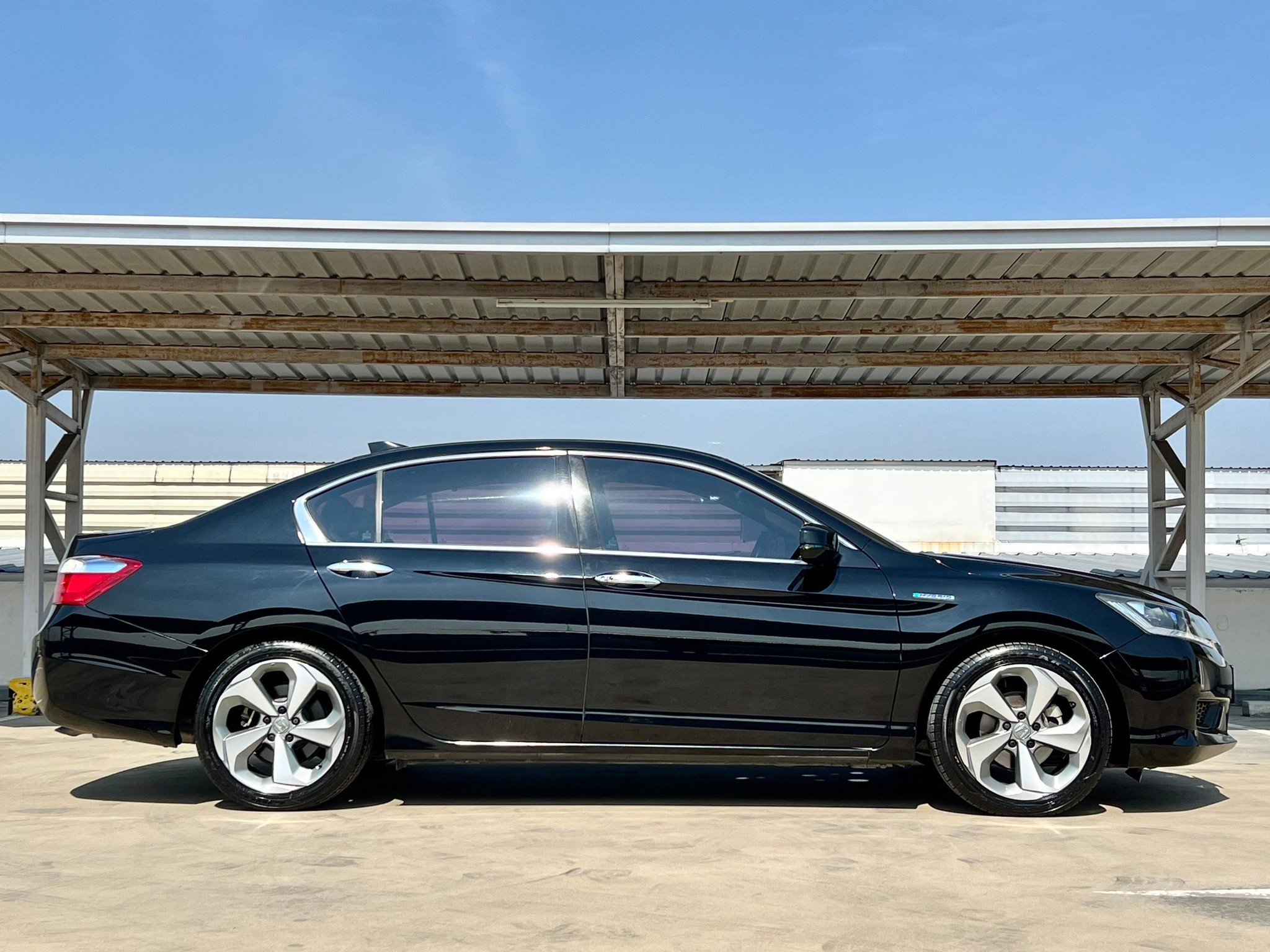 HONDA ACCORD 2.0 HYBRID ปี 2015 จด 2017 รถมือป้ายแดงเข้าศูนย์ทุกระยะ (ป้ายเจ้าของขอคืน) (รูปที่ 9)
