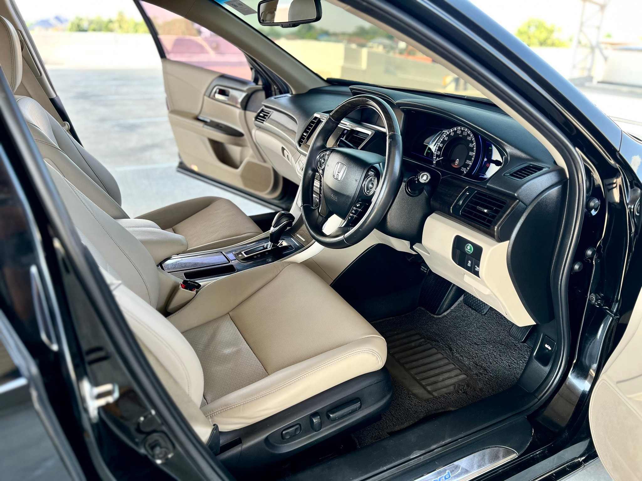 HONDA ACCORD 2.0 HYBRID ปี 2015 จด 2017 รถมือป้ายแดงเข้าศูนย์ทุกระยะ (ป้ายเจ้าของขอคืน) (รูปที่ 14)