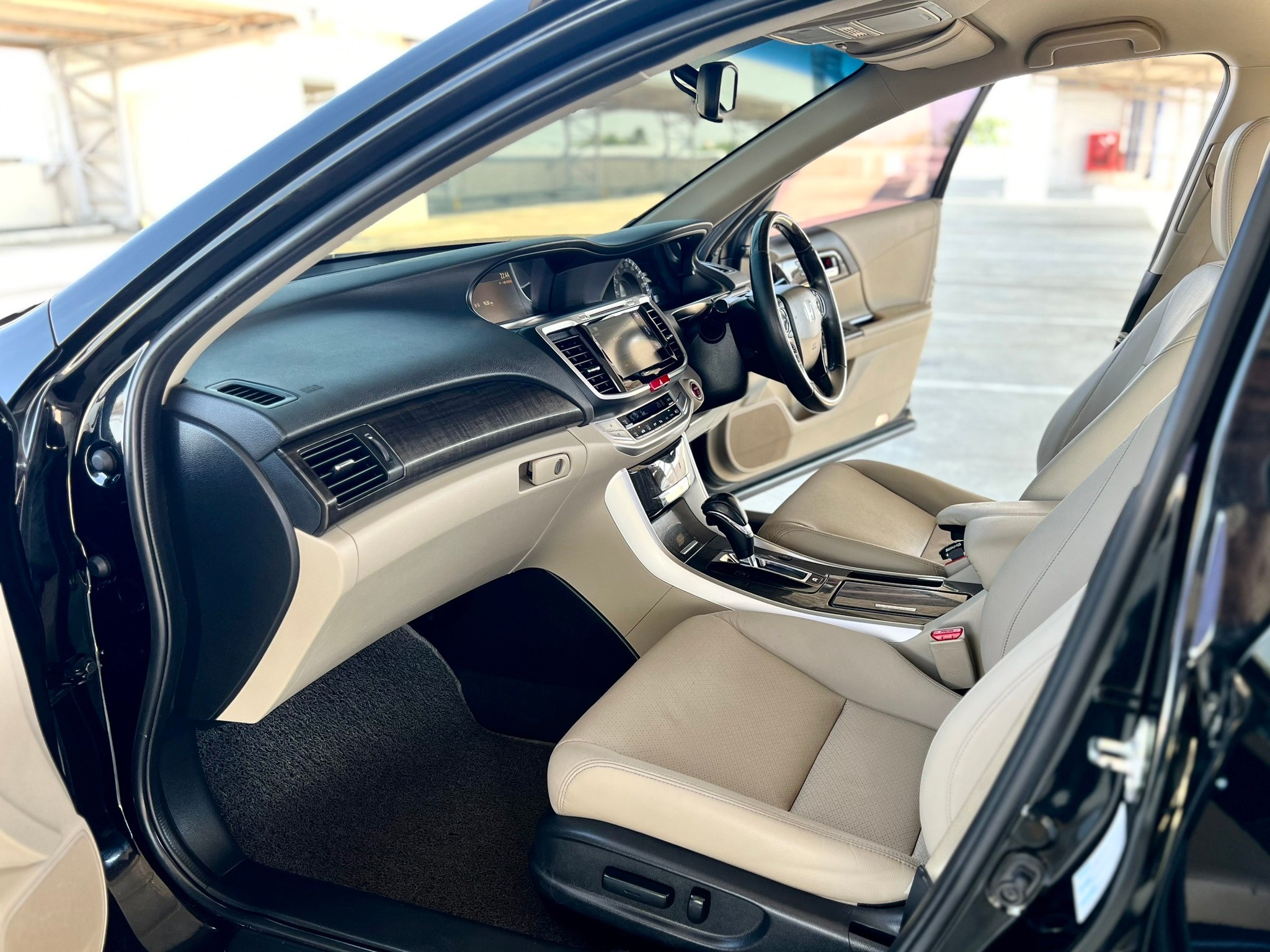 HONDA ACCORD 2.0 HYBRID ปี 2015 จด 2017 รถมือป้ายแดงเข้าศูนย์ทุกระยะ (ป้ายเจ้าของขอคืน) (รูปที่ 12)