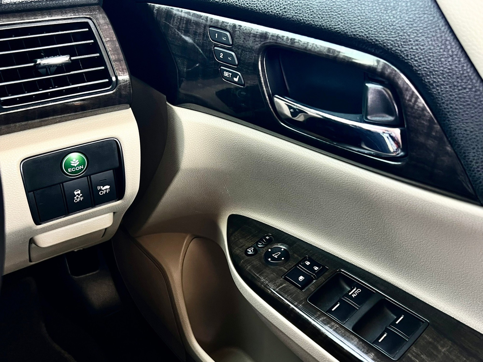 HONDA ACCORD 2.0 HYBRID ปี 2015 จด 2017 รถมือป้ายแดงเข้าศูนย์ทุกระยะ (ป้ายเจ้าของขอคืน) (รูปที่ 19)