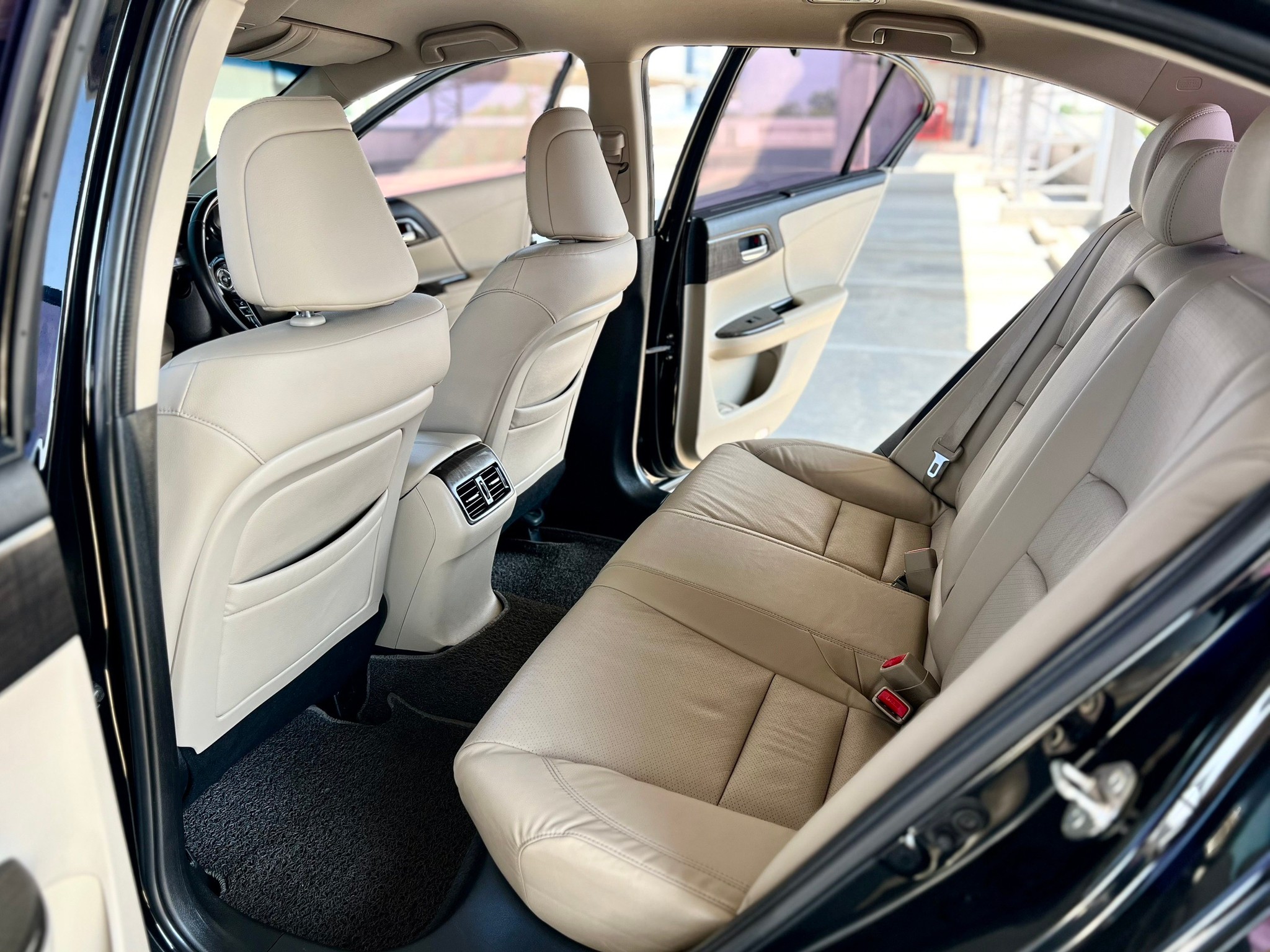 HONDA ACCORD 2.0 HYBRID ปี 2015 จด 2017 รถมือป้ายแดงเข้าศูนย์ทุกระยะ (ป้ายเจ้าของขอคืน) (รูปที่ 11)