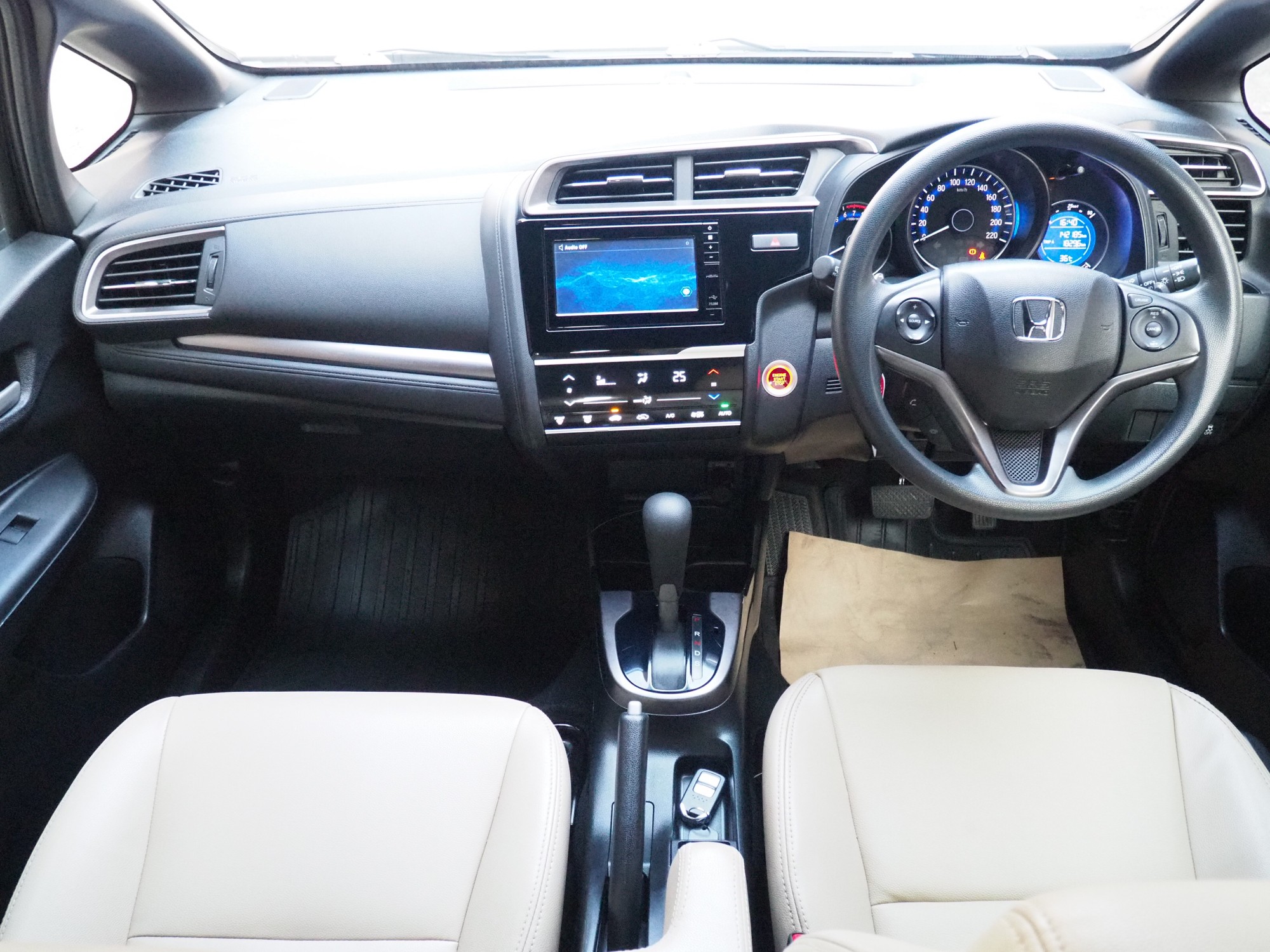 2018 Honda Jazz GK สีดำ (รูปที่ 18)