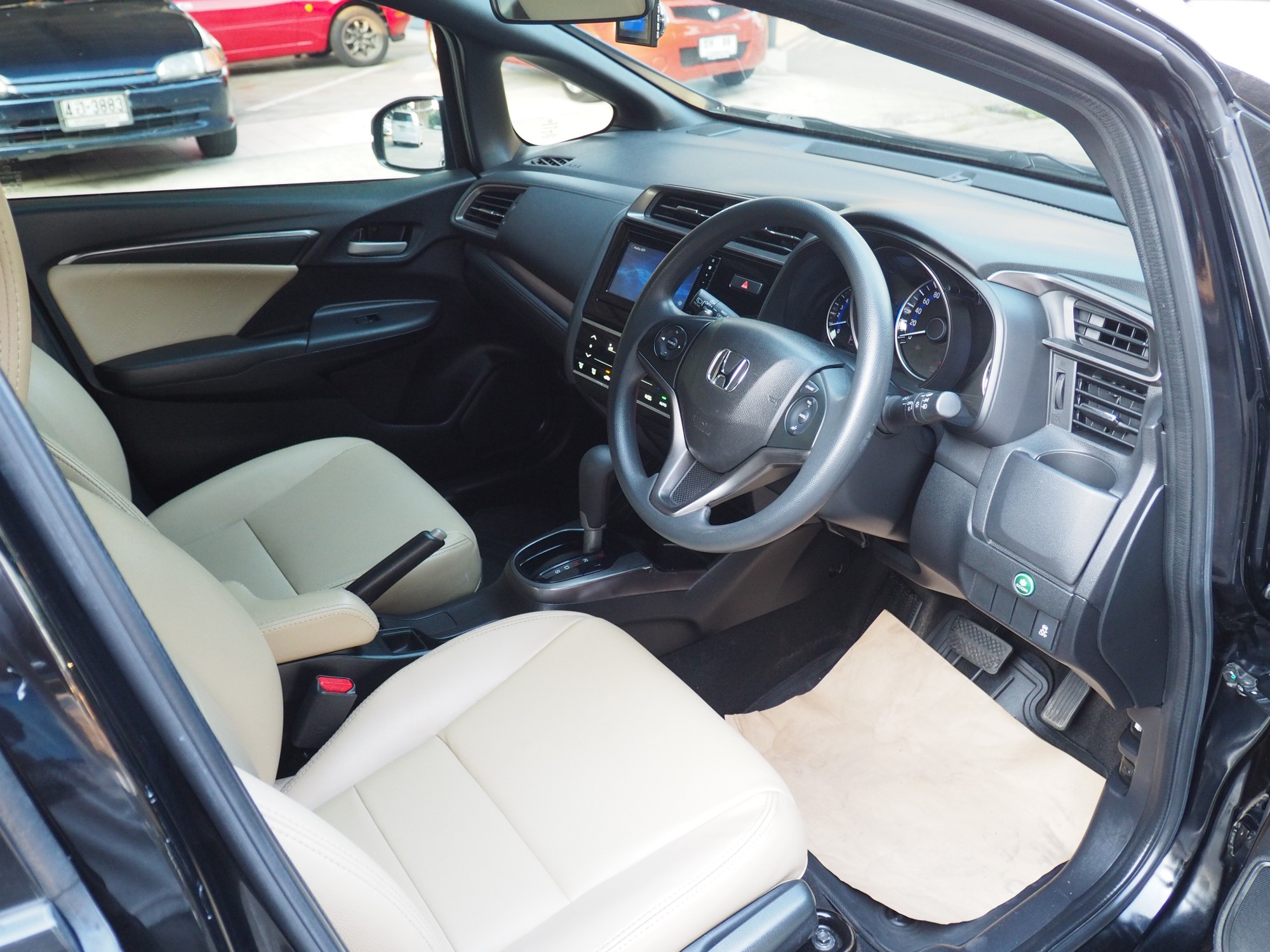 2018 Honda Jazz GK สีดำ (รูปที่ 8)