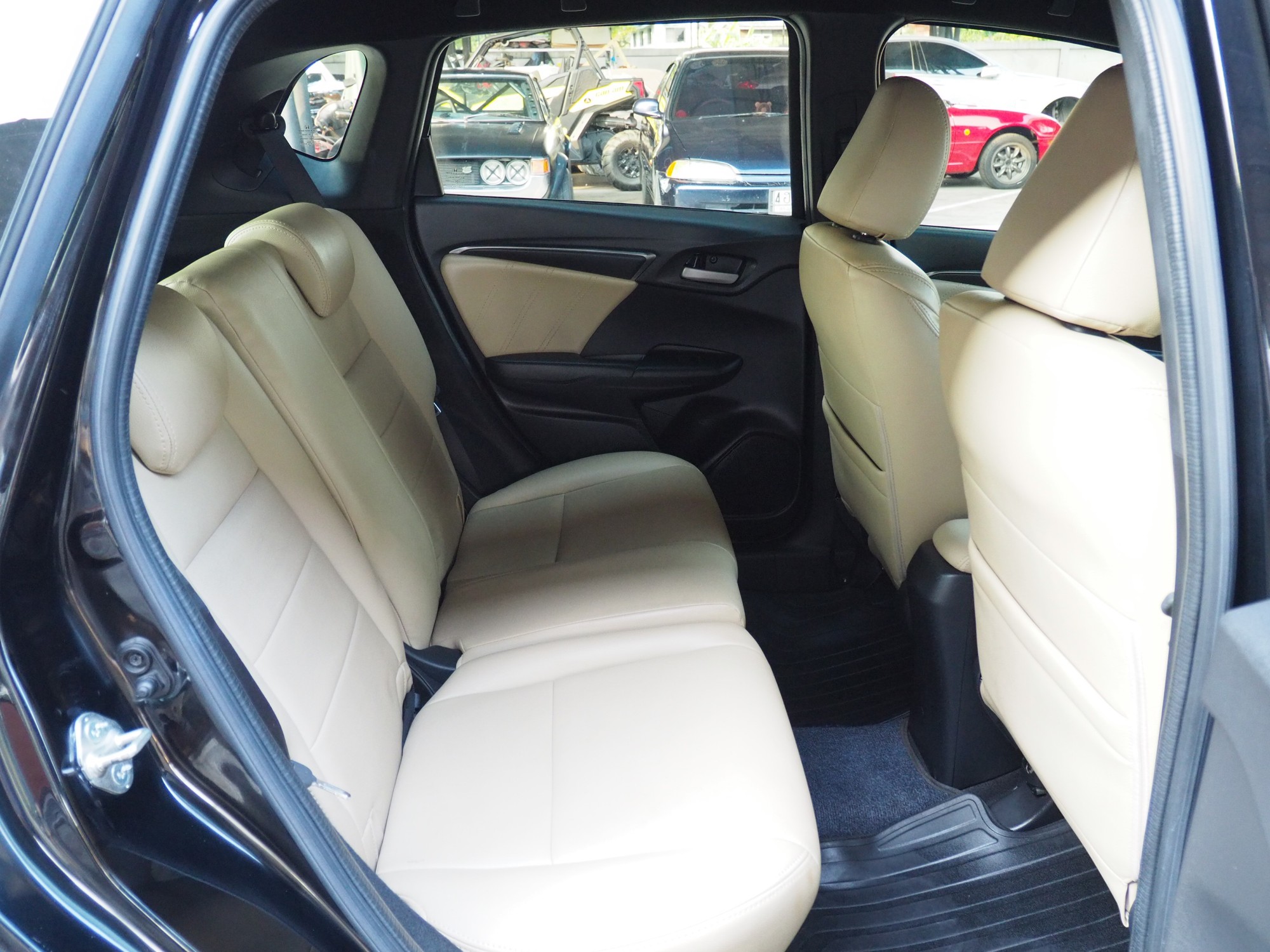 2018 Honda Jazz GK สีดำ (รูปที่ 14)