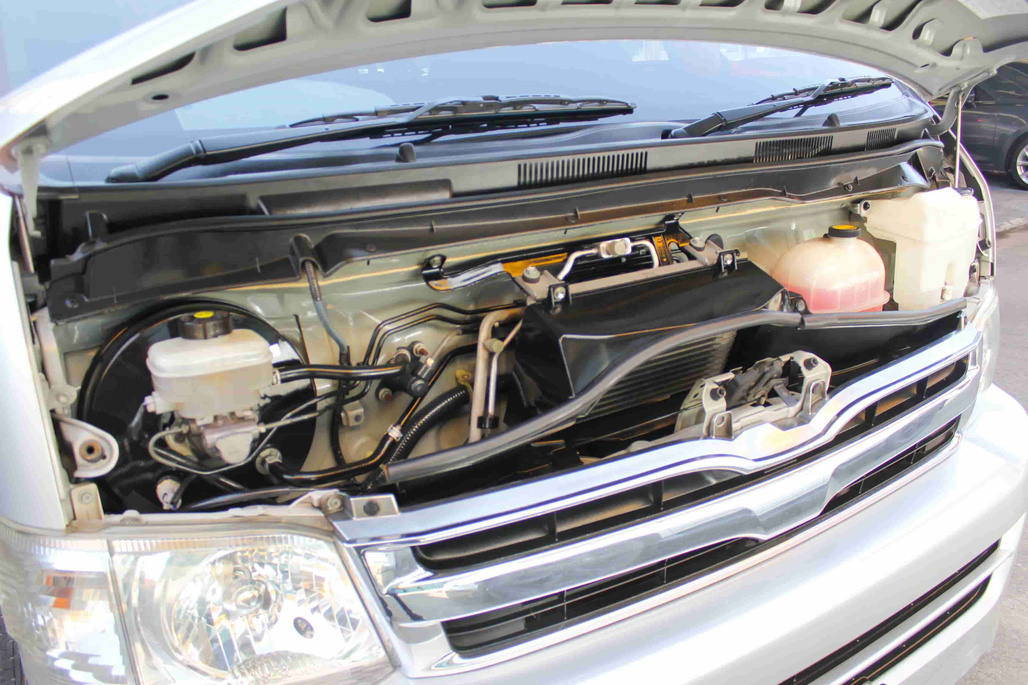 Toyota COMMUTER 2.5 GL ปี 2012 สีเงิน (รูปที่ 4)