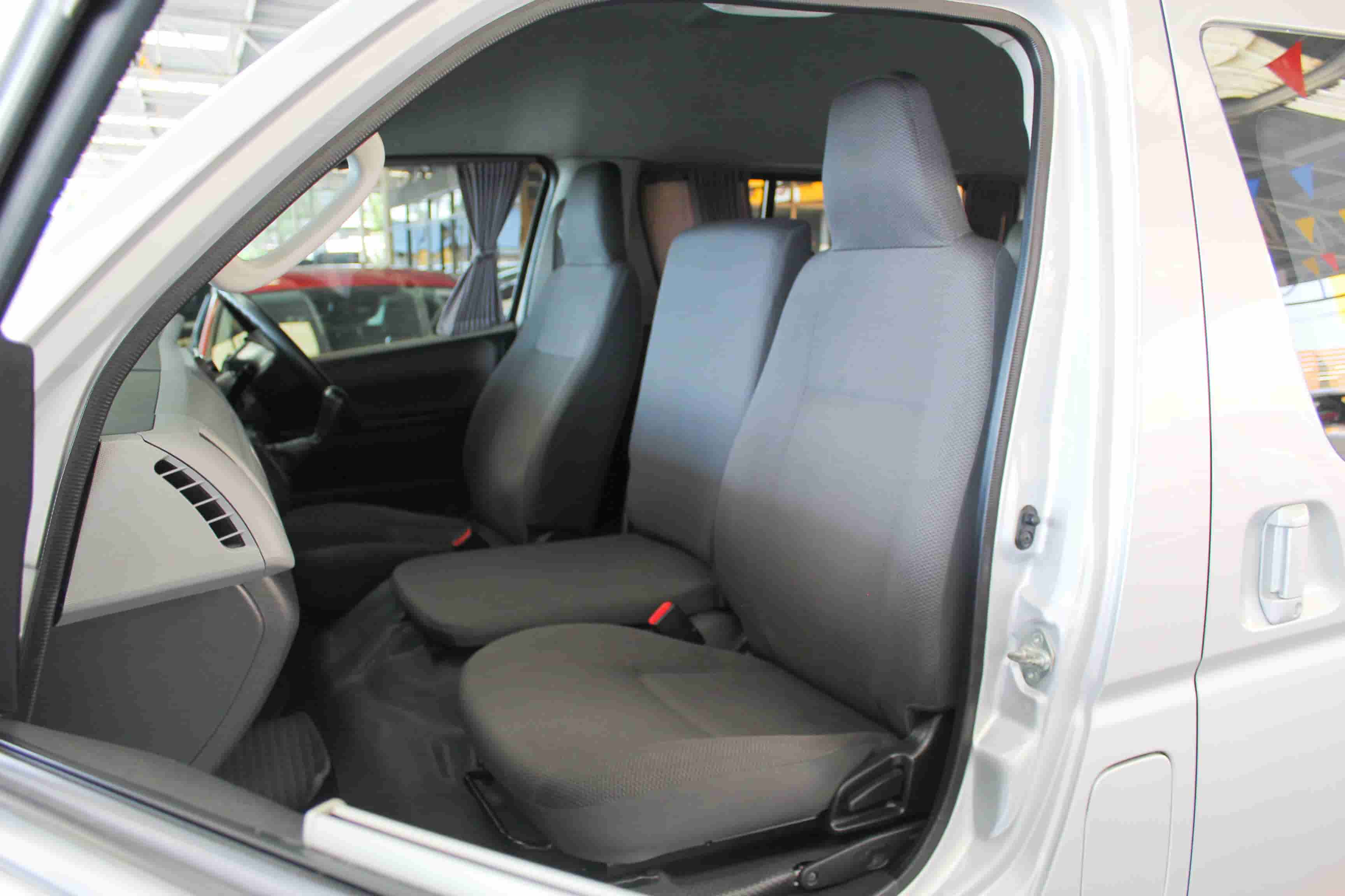 Toyota COMMUTER 2.5 GL ปี 2012 สีเงิน (รูปที่ 6)