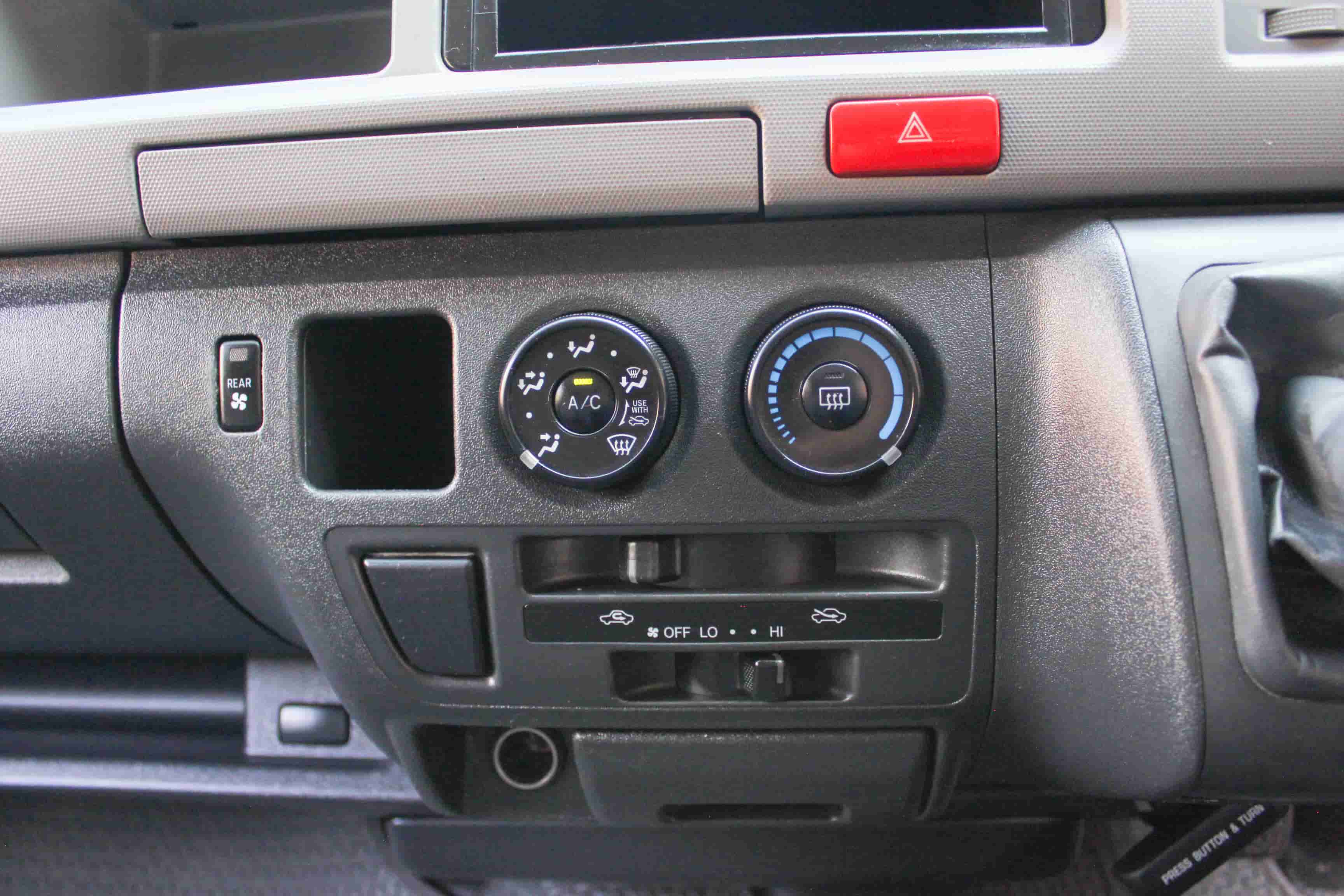 Toyota COMMUTER 2.5 GL ปี 2012 สีเงิน (รูปที่ 8)