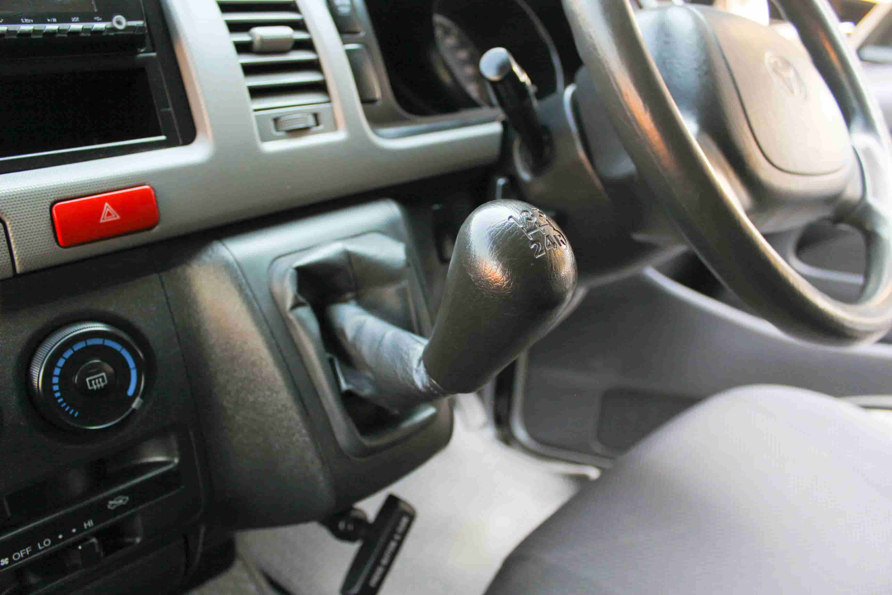 Toyota COMMUTER 2.5 GL ปี 2012 สีเงิน (รูปที่ 9)