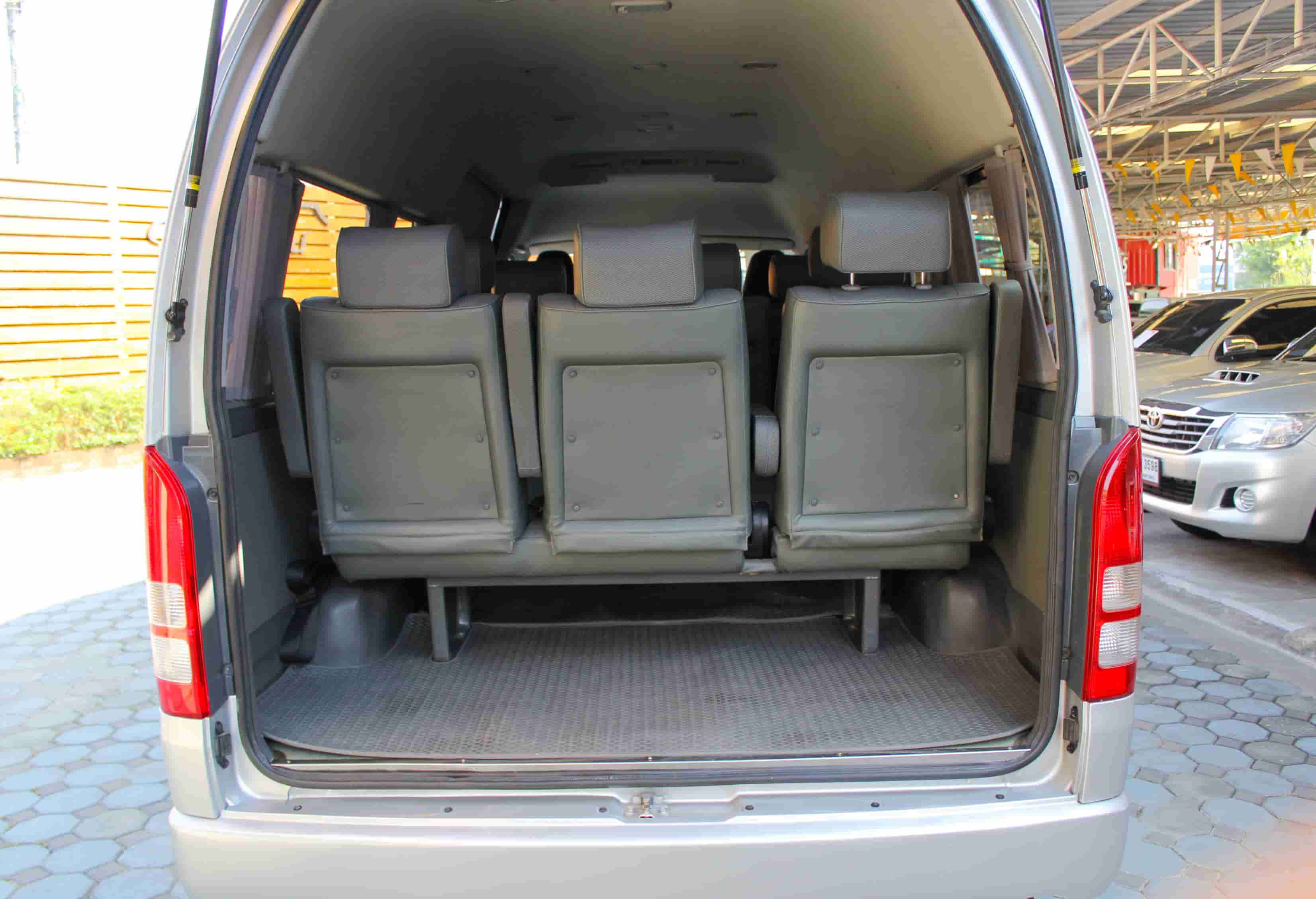 Toyota COMMUTER 2.5 GL ปี 2012 สีเงิน (รูปที่ 12)