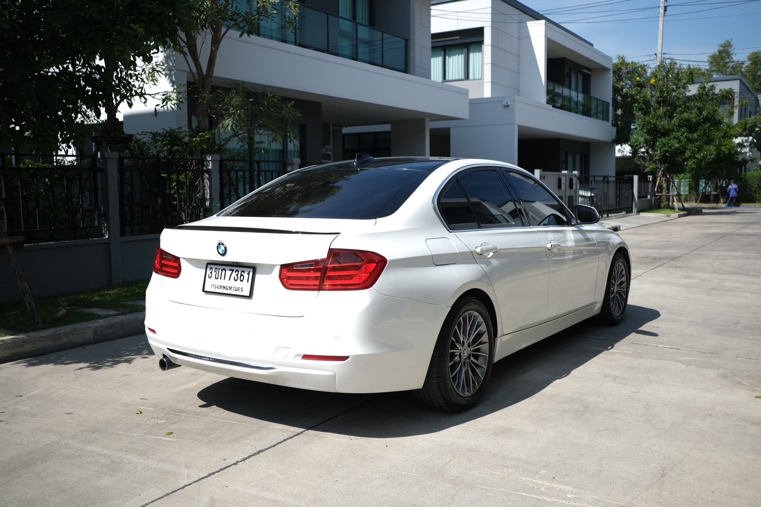 BMW 320d luxury เครื่อง: ดีเซล ปี:2012 จด 2014 เกียร์: ออโต้ สี: ขาว ไมล์: 11x,xxx Km. (รูปที่ 3)