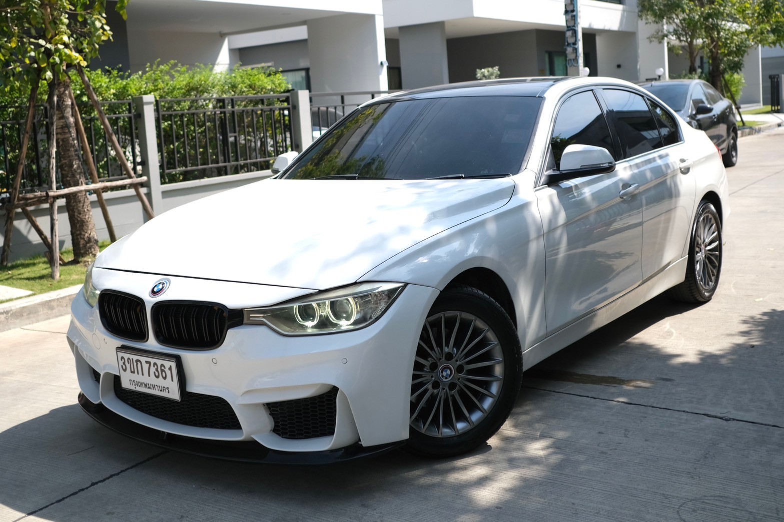 BMW 320d luxury เครื่อง: ดีเซล ปี:2012 จด 2014 เกียร์: ออโต้ สี: ขาว ไมล์: 11x,xxx Km. (รูปที่ 2)