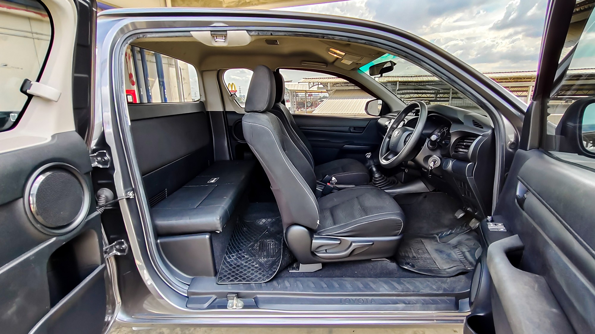 TOYOTA Revo Smart Cab 2.4J Plus 5M/T ปี 2018 (รูปที่ 12)
