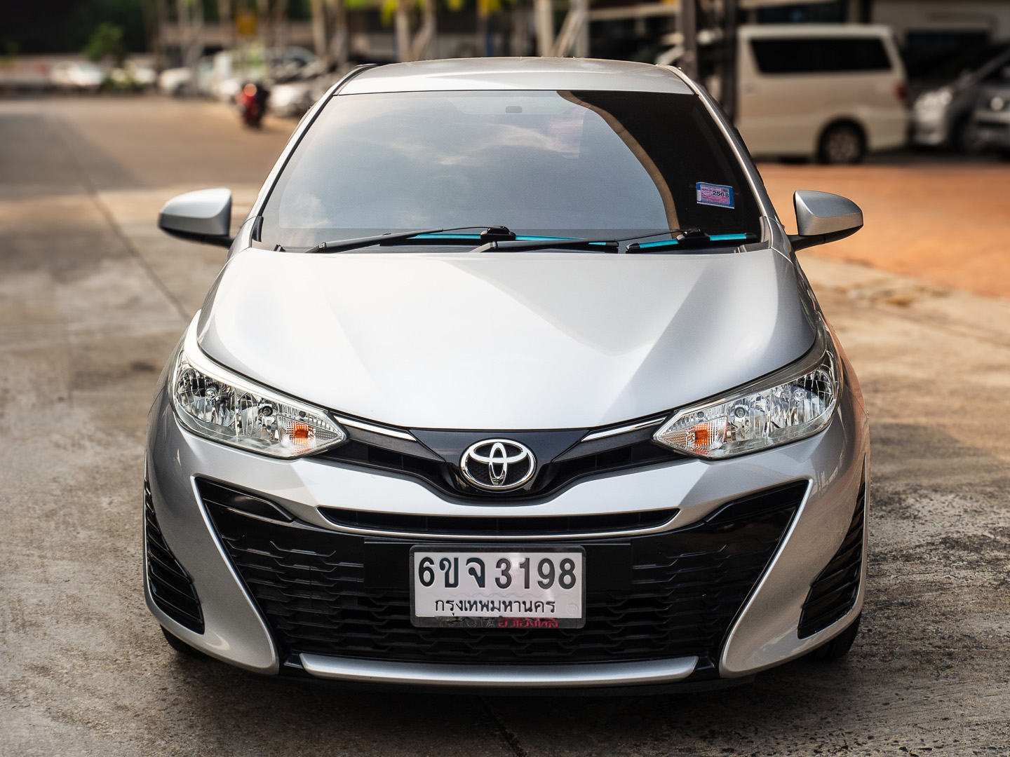 2020 Toyota Yaris สีเงิน (รูปที่ 2)