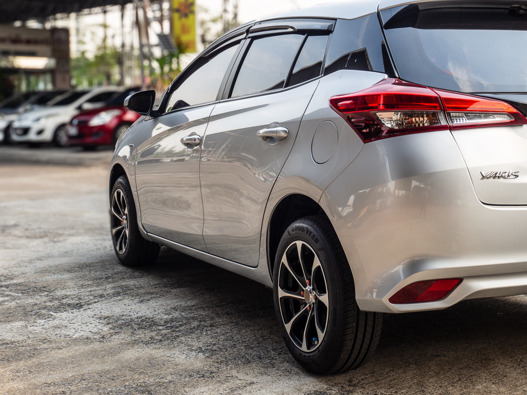 2020 Toyota Yaris สีเงิน (รูปที่ 15)
