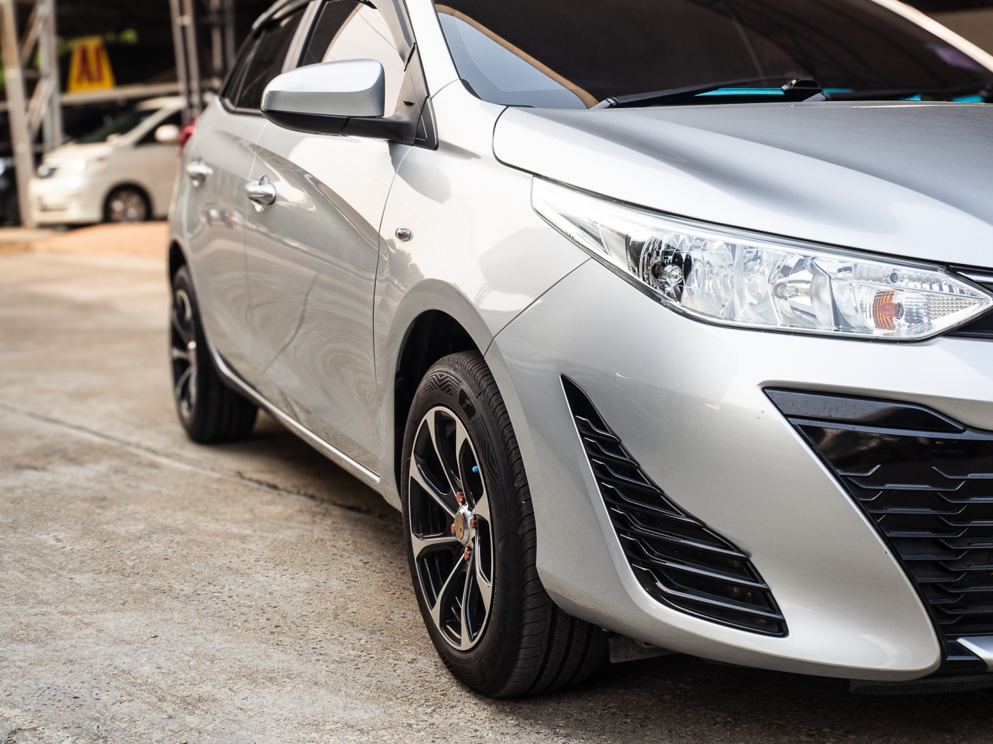 2020 Toyota Yaris สีเงิน (รูปที่ 14)