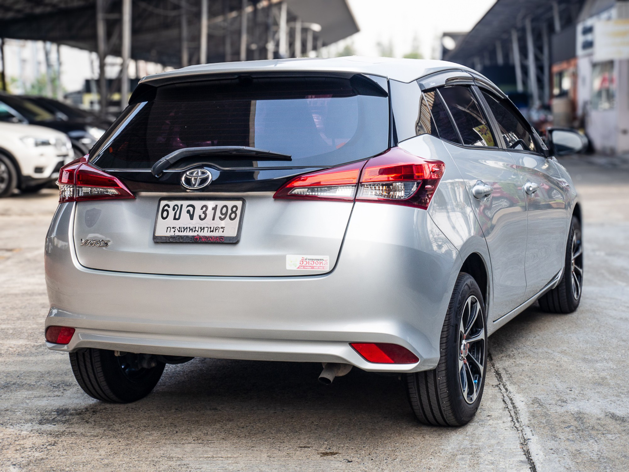 2020 Toyota Yaris สีเงิน (รูปที่ 5)