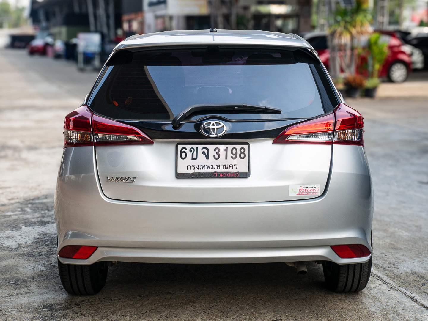 2020 Toyota Yaris สีเงิน (รูปที่ 6)