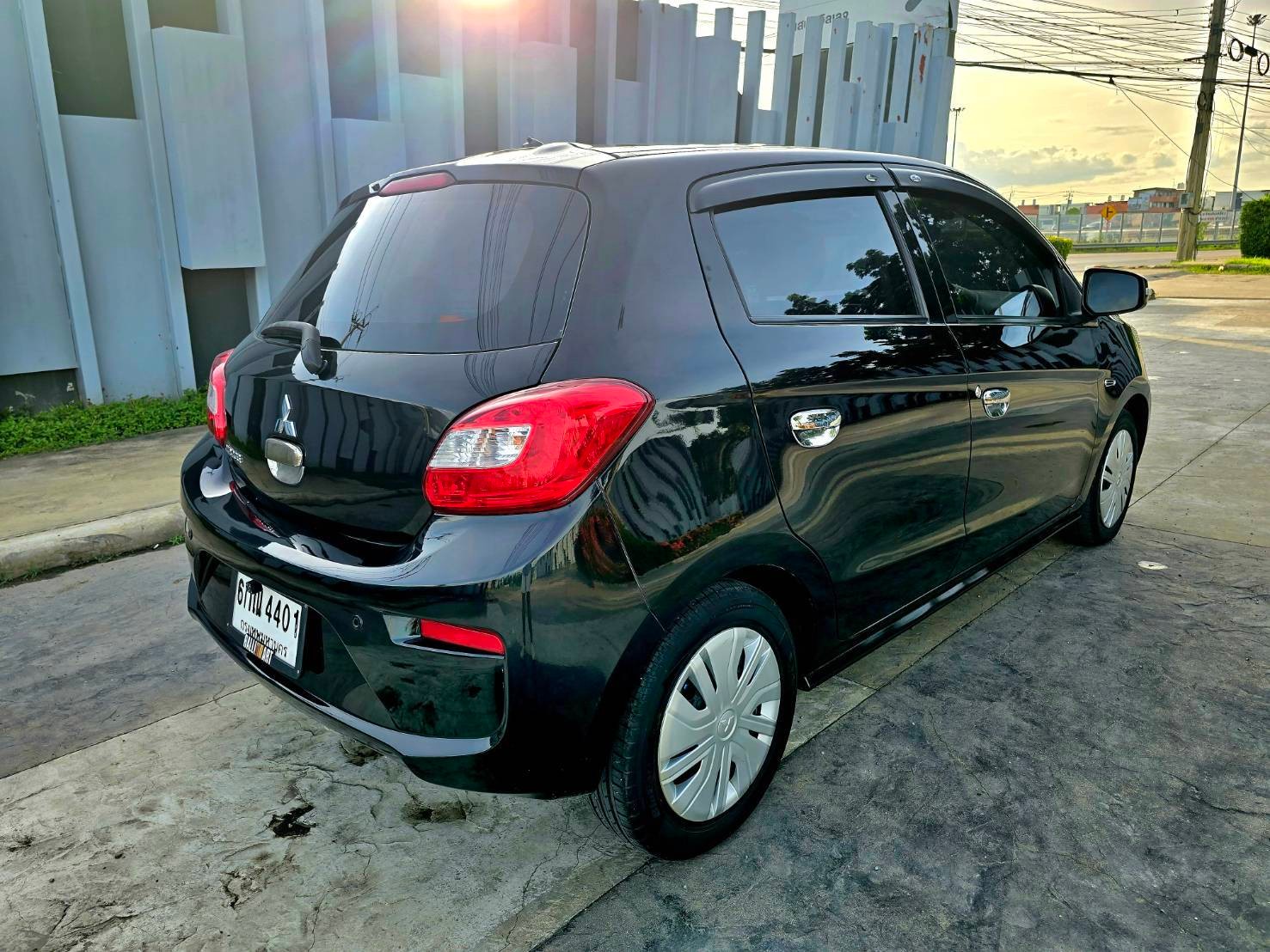Mitsubishi Mirage GLX 1.2 ปี 2017 ไมล์ 110,000 kmเท่านั้น!!!!!! รถสวยมากๆทั้งภายนอกเเละภายใน ไม่มีชนหนักเลย เชคศูนย์Mitsuตลอด (รูปที่ 12)