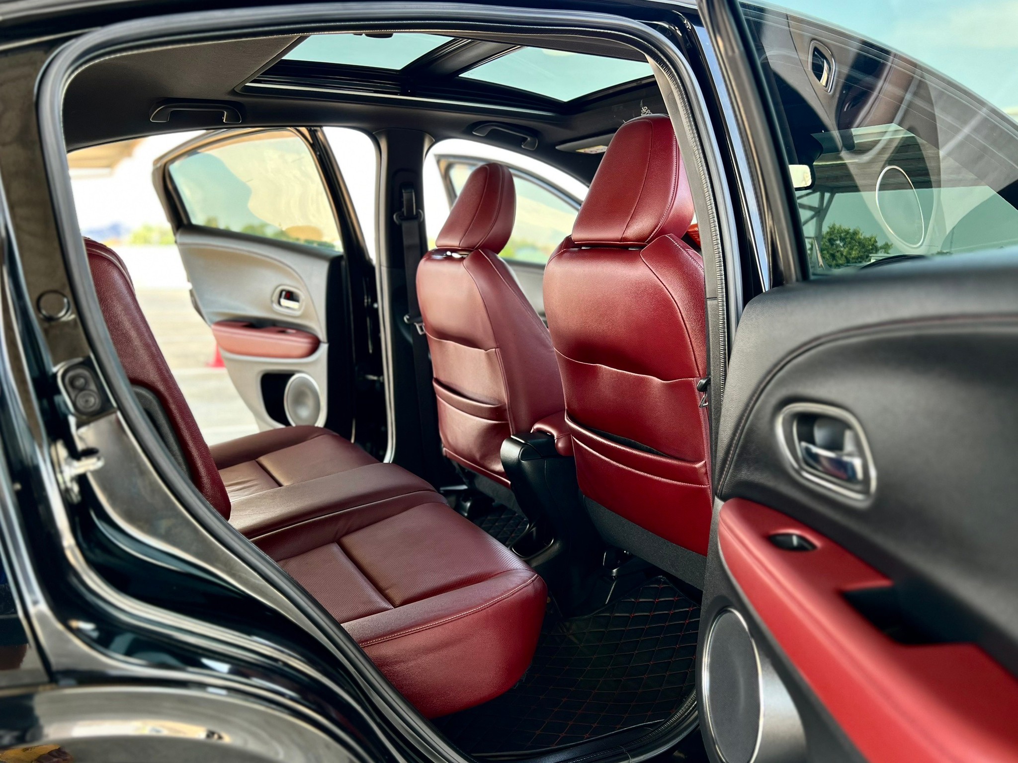 HONDA HRV, 1.8 RS ปี 2020 เบาะภายในแดง มือเดี่ยวป้ายแดง ฟรีดาวน์ (รูปที่ 4)