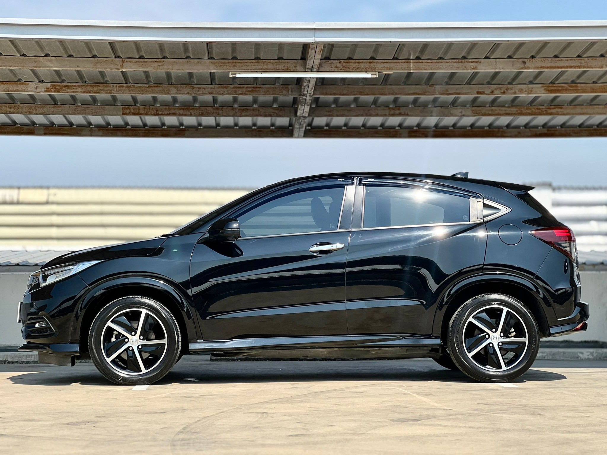 HONDA HRV, 1.8 RS ปี 2020 เบาะภายในแดง มือเดี่ยวป้ายแดง ฟรีดาวน์ (รูปที่ 5)