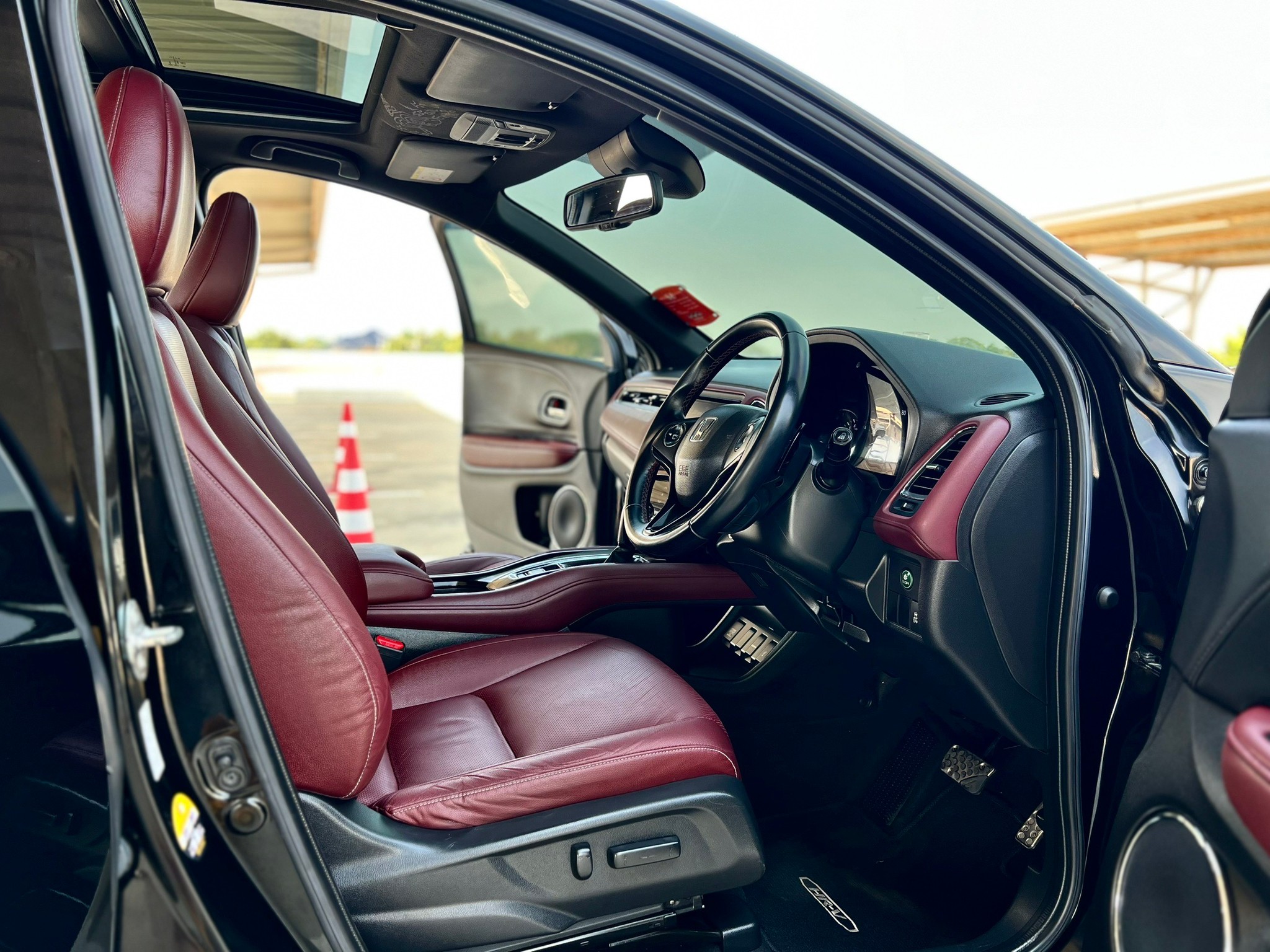 HONDA HRV, 1.8 RS ปี 2020 เบาะภายในแดง มือเดี่ยวป้ายแดง ฟรีดาวน์ (รูปที่ 9)